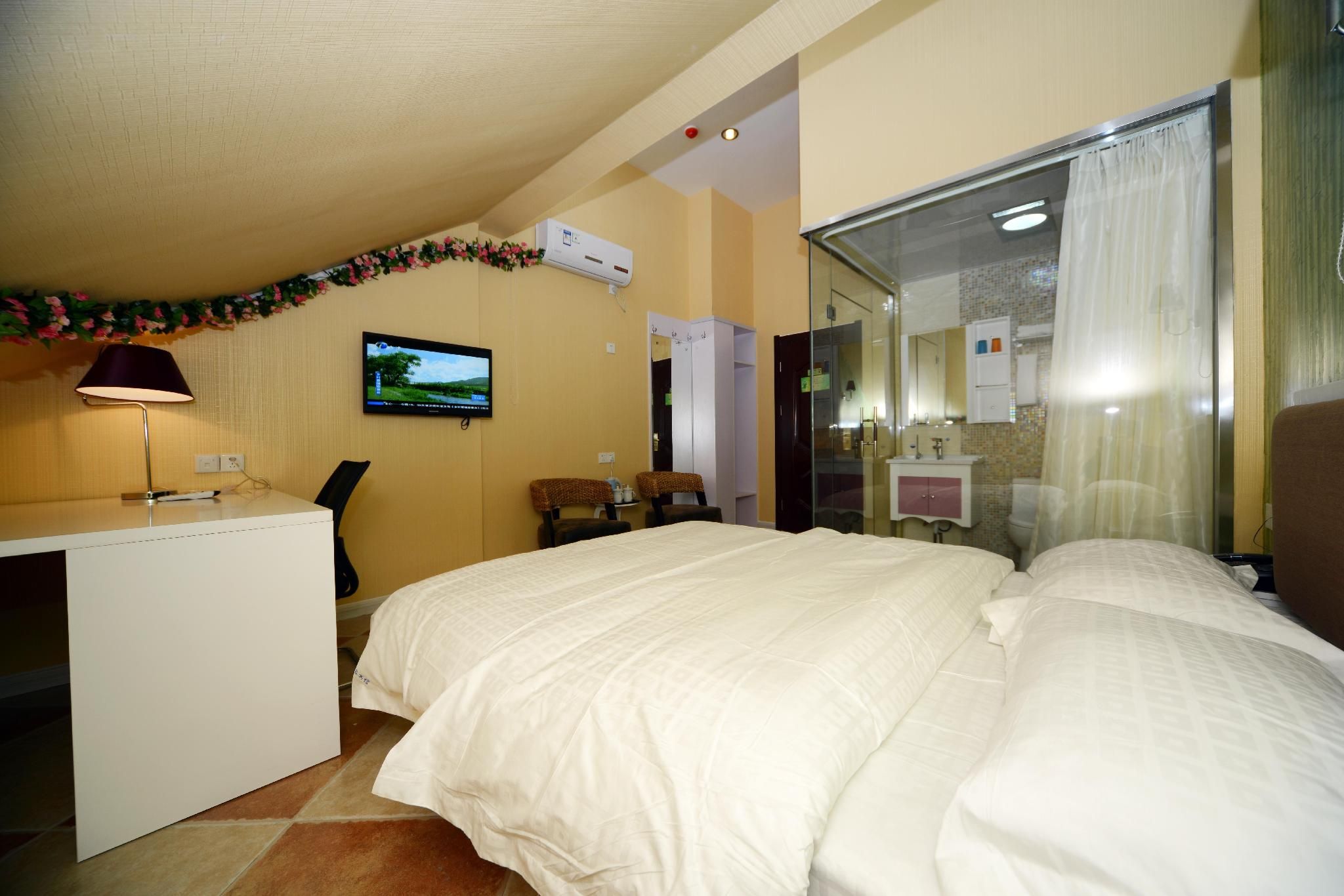 Huazhu - Room With Bed