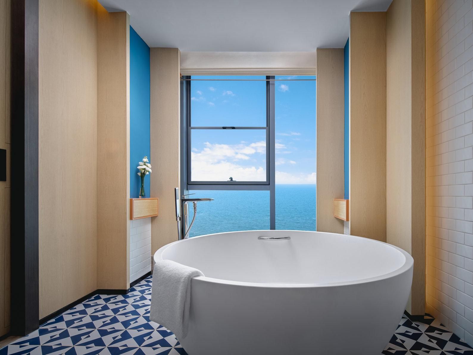 1 Bedroom Suite Dining Meeting Sea View