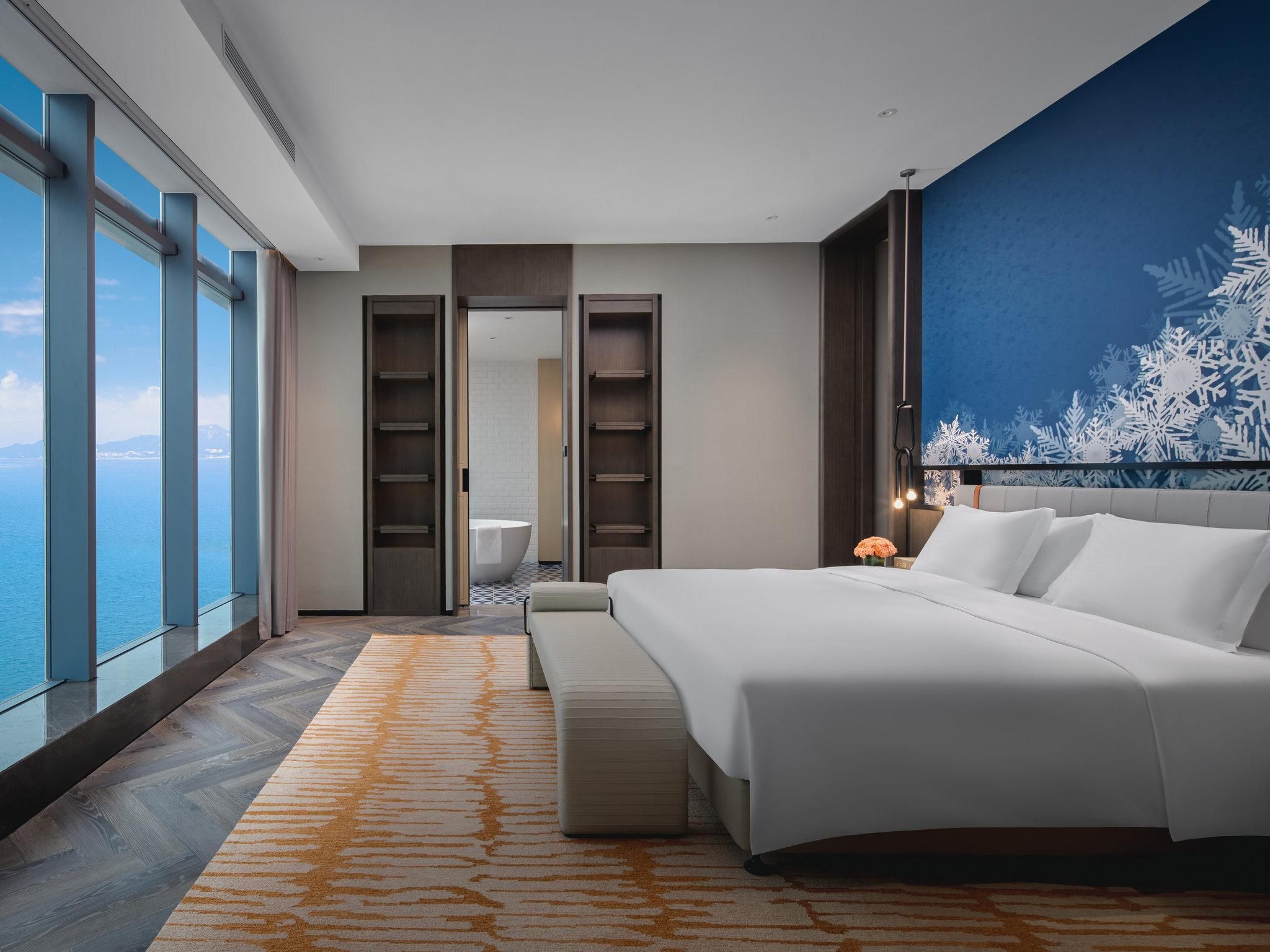 1 Bedroom Suite Dining Meeting Sea View