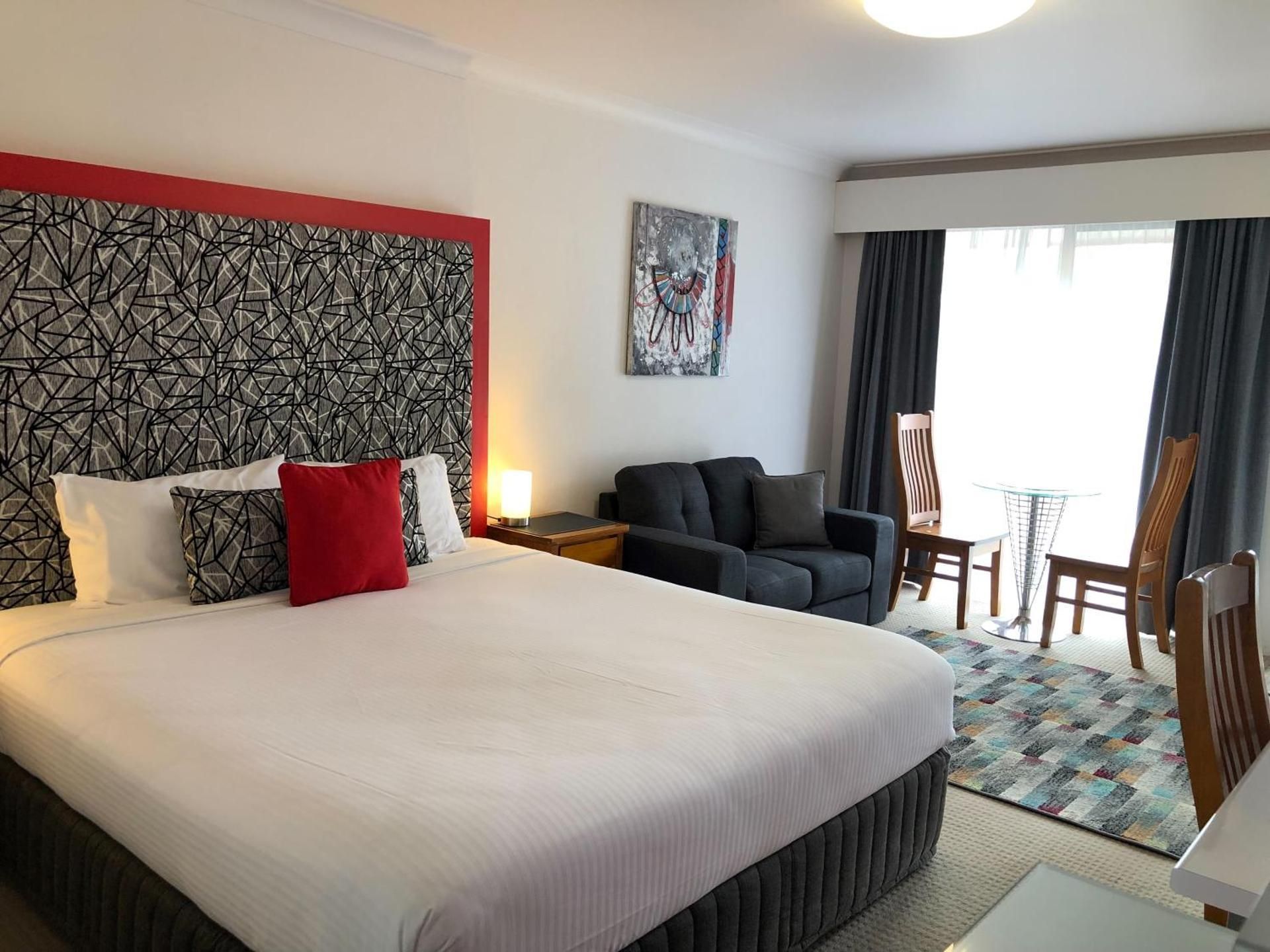 Avaleen Lodge Motor Inn Premier King Room