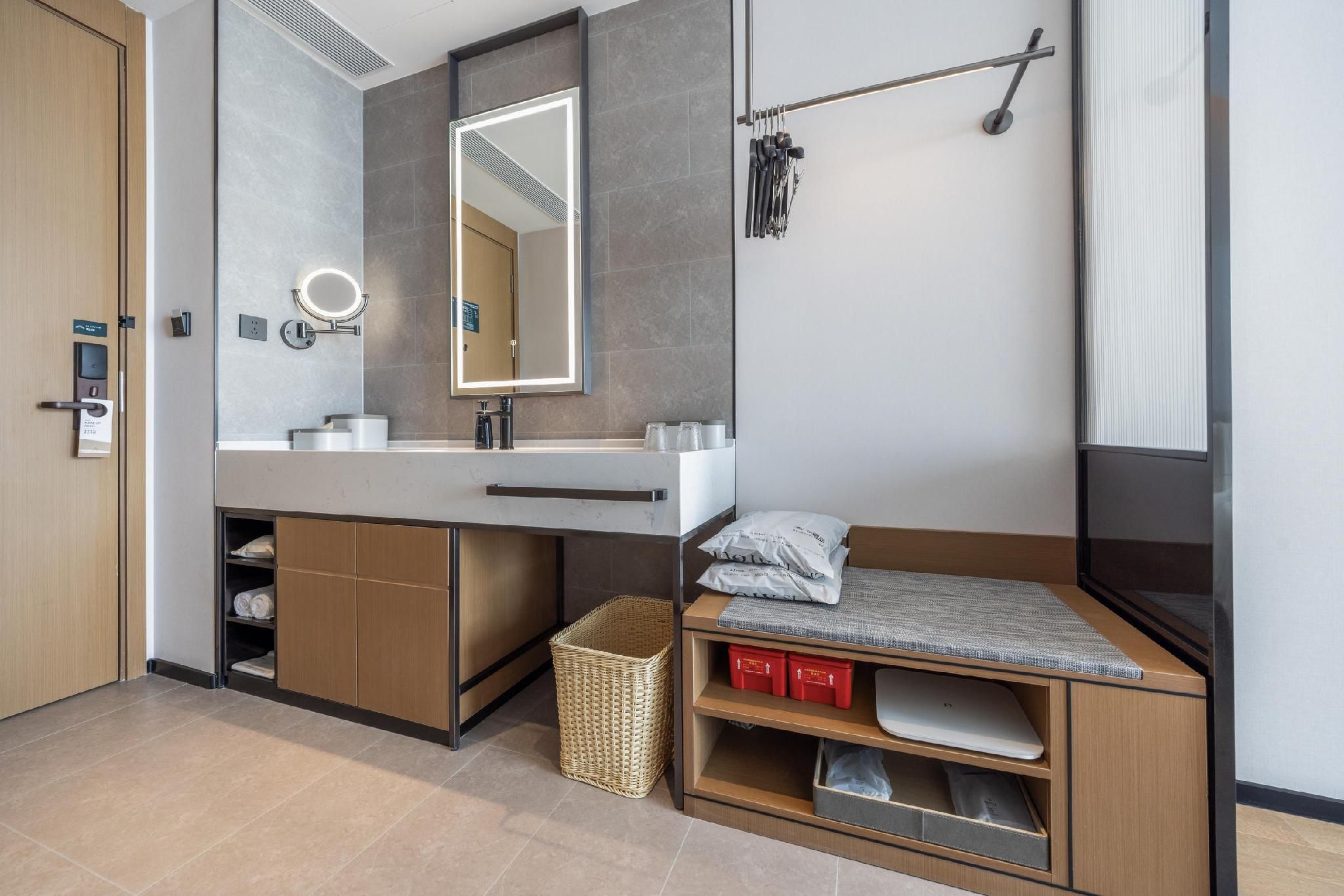 Atour Hotel Yantai Zhifu Station Red Star Macalline Premiere Queen 2