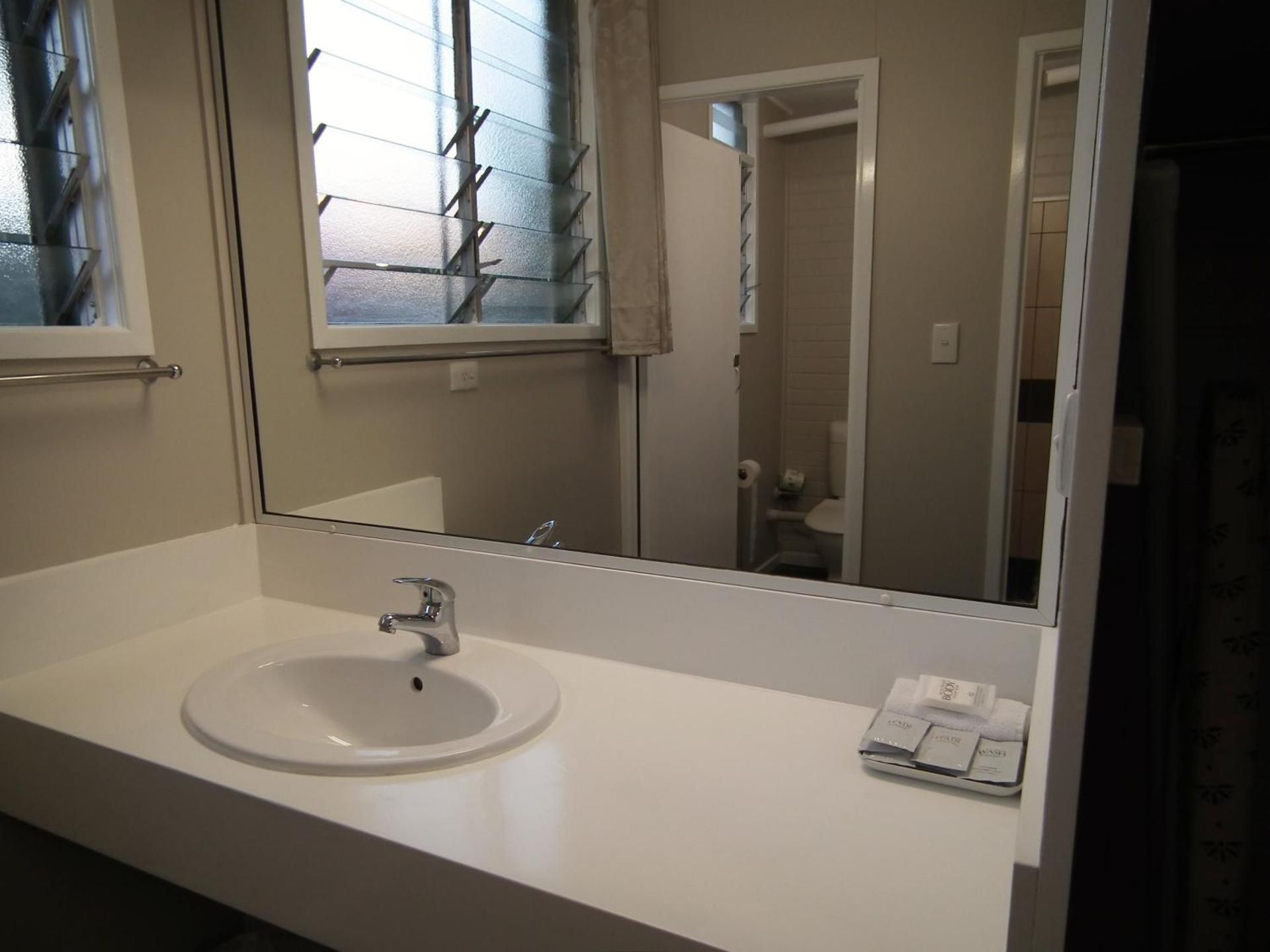 Paradise Motel Family Room 2