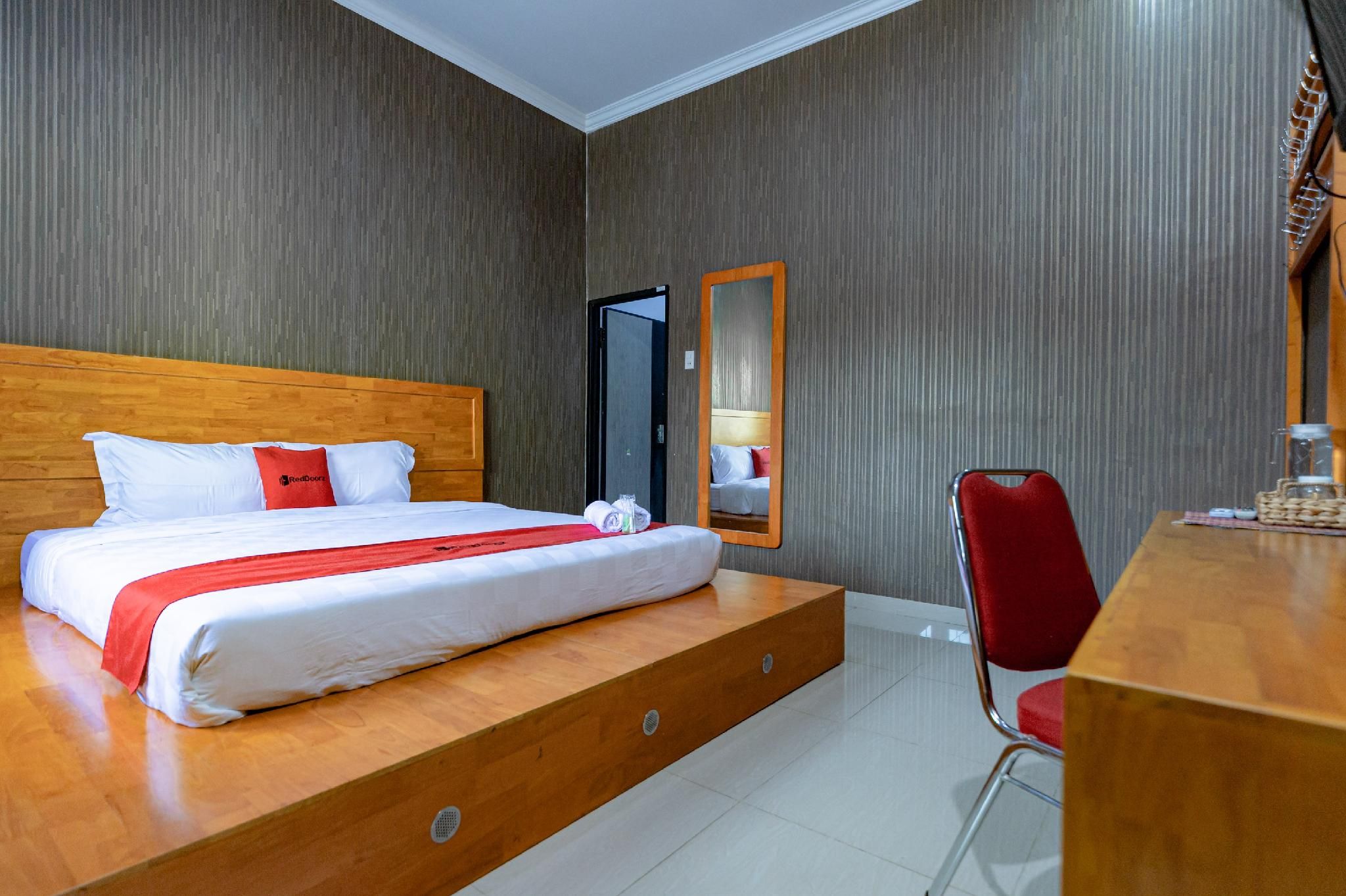 RedDoorz Room