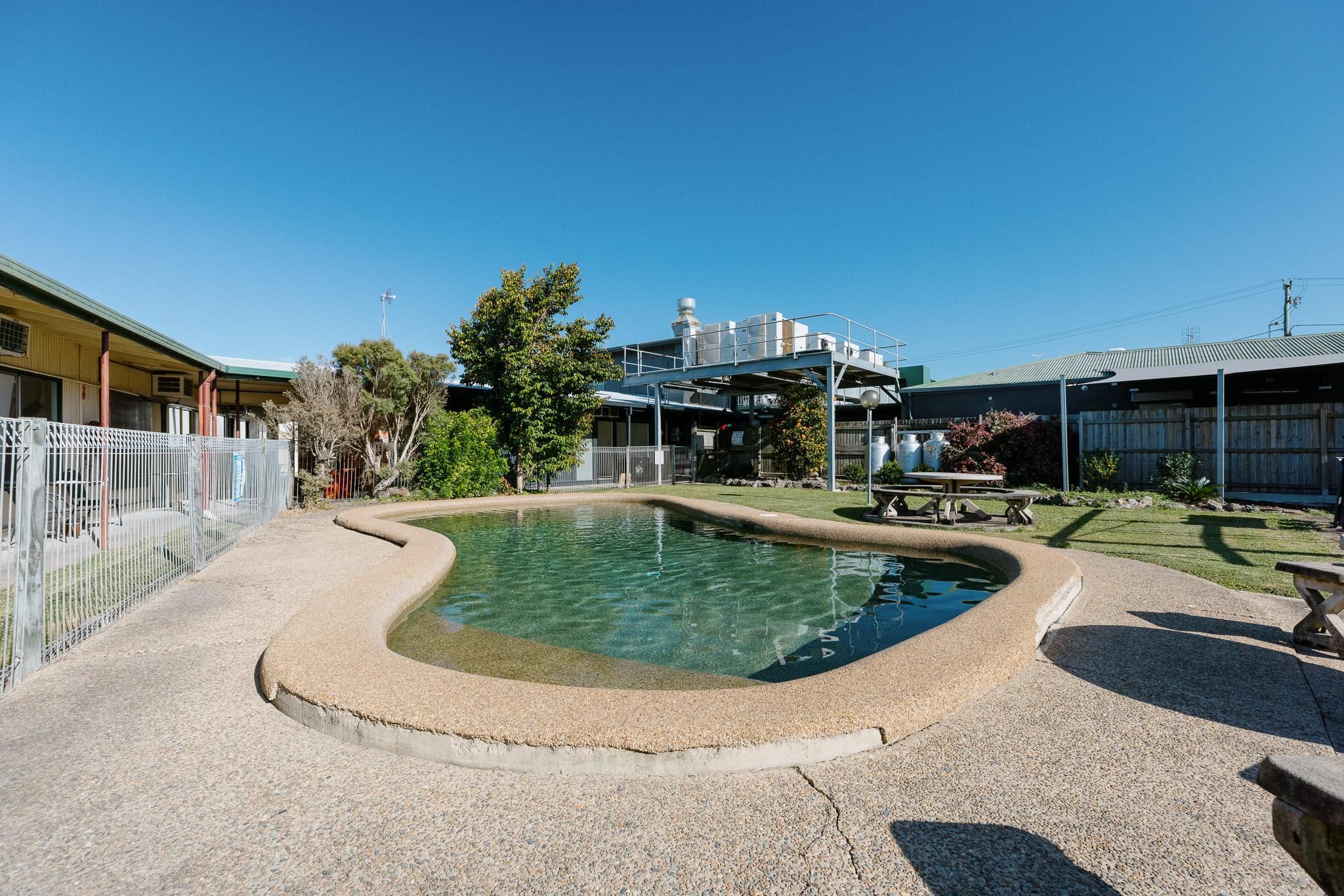 swimming pool [outdoor]