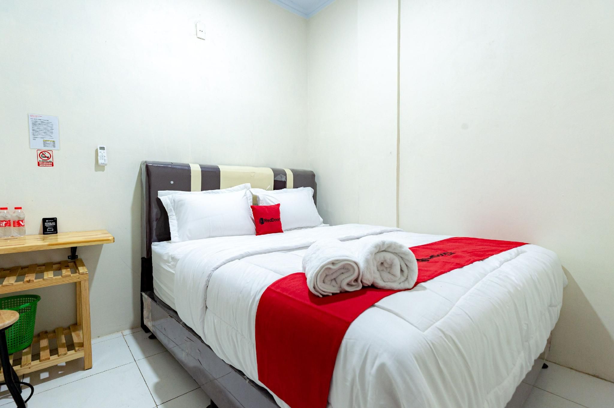 RedDoorz Room