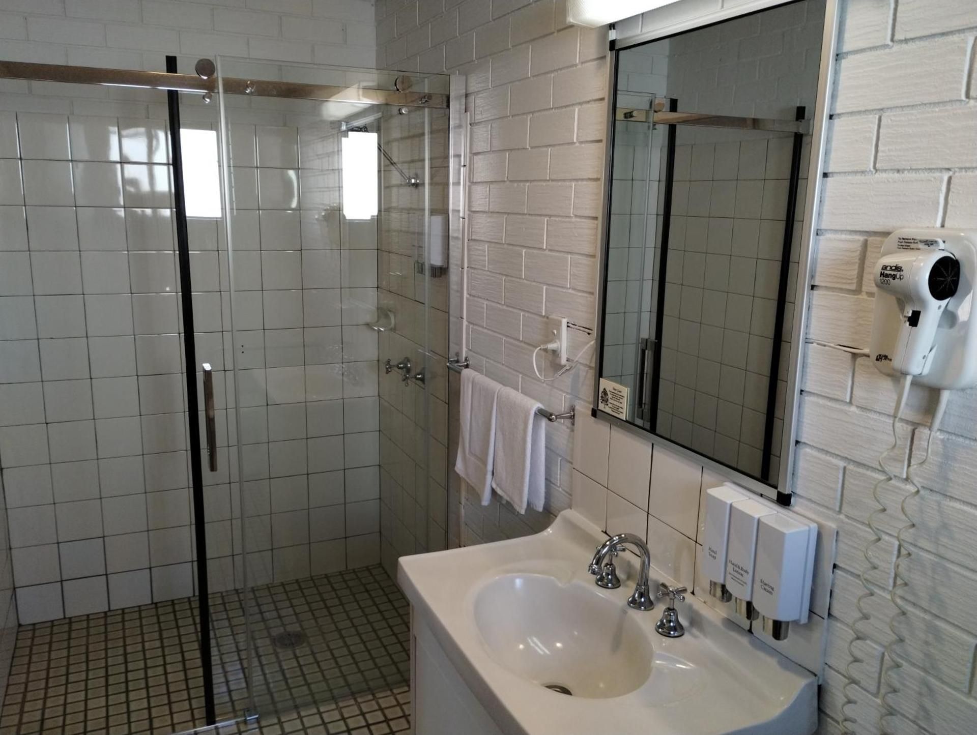 Junction Motel Wagga Queen Room 3