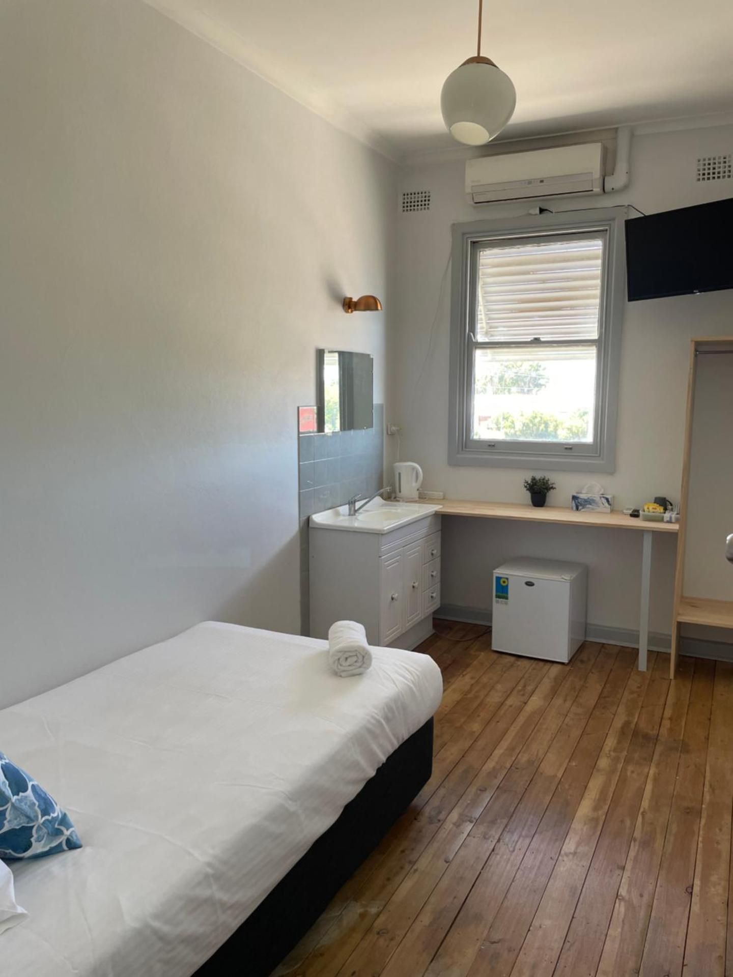 Budget Single Room with Shared Bathroom