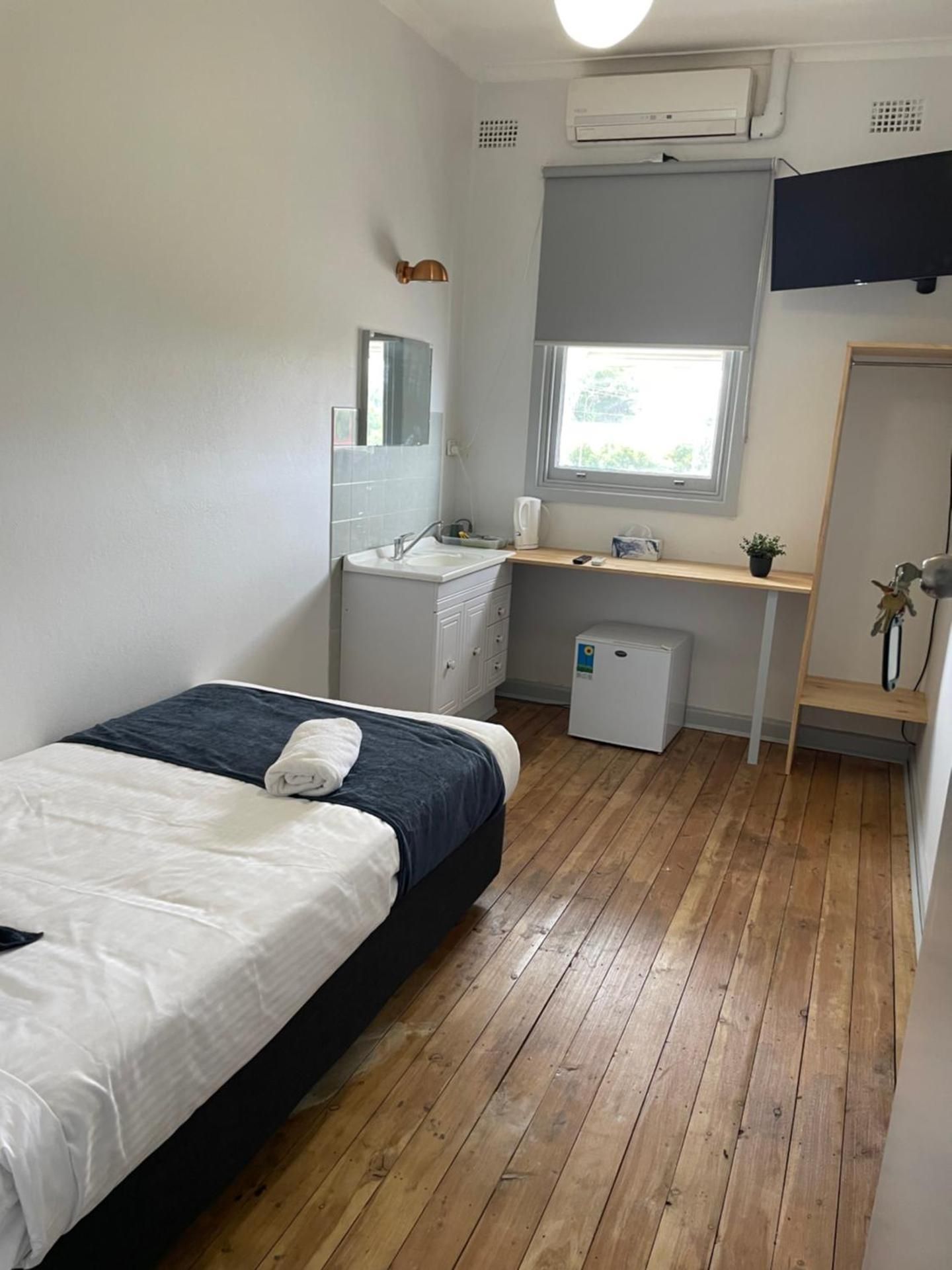Budget Single Room with Shared Bathroom