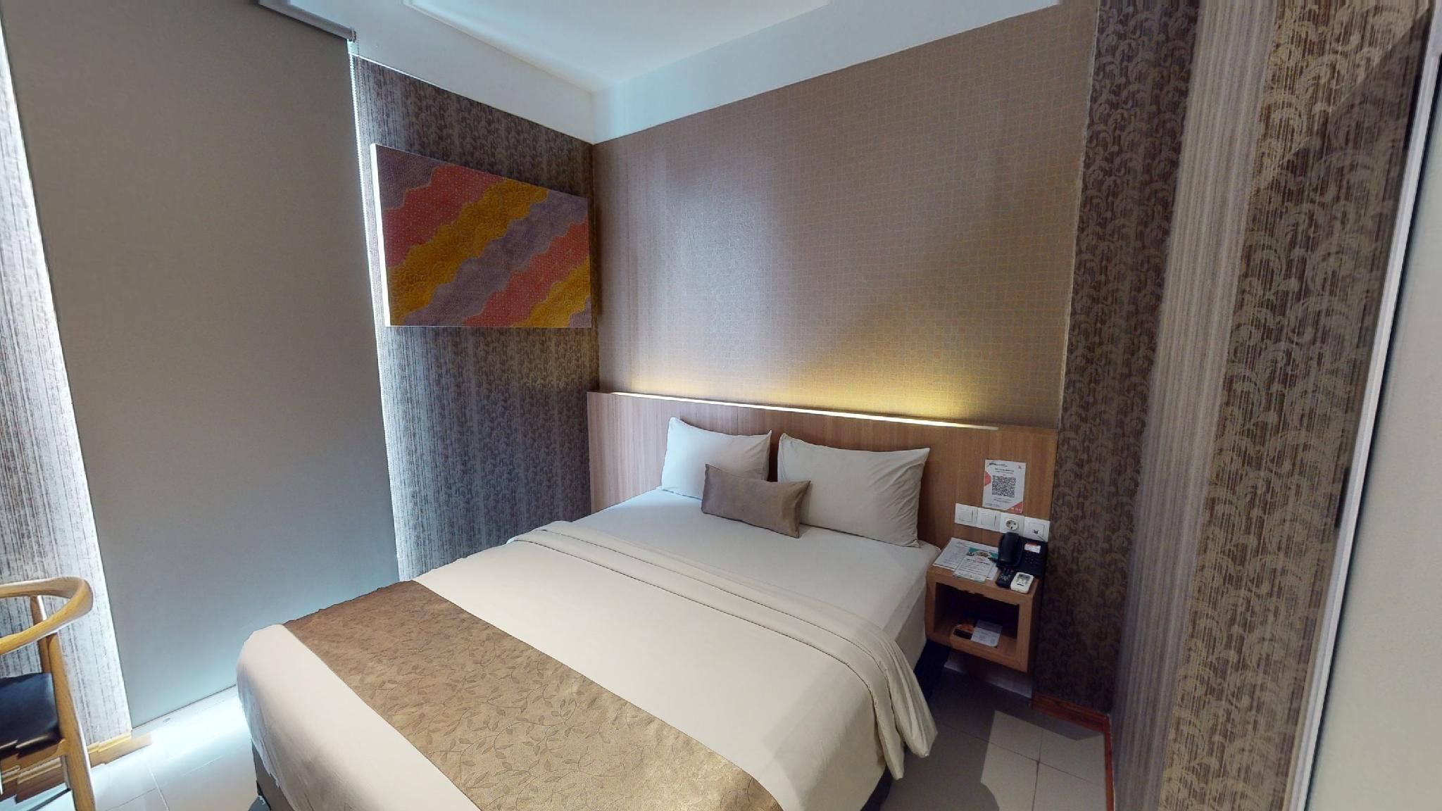 Deli Hotel Business Queen Room