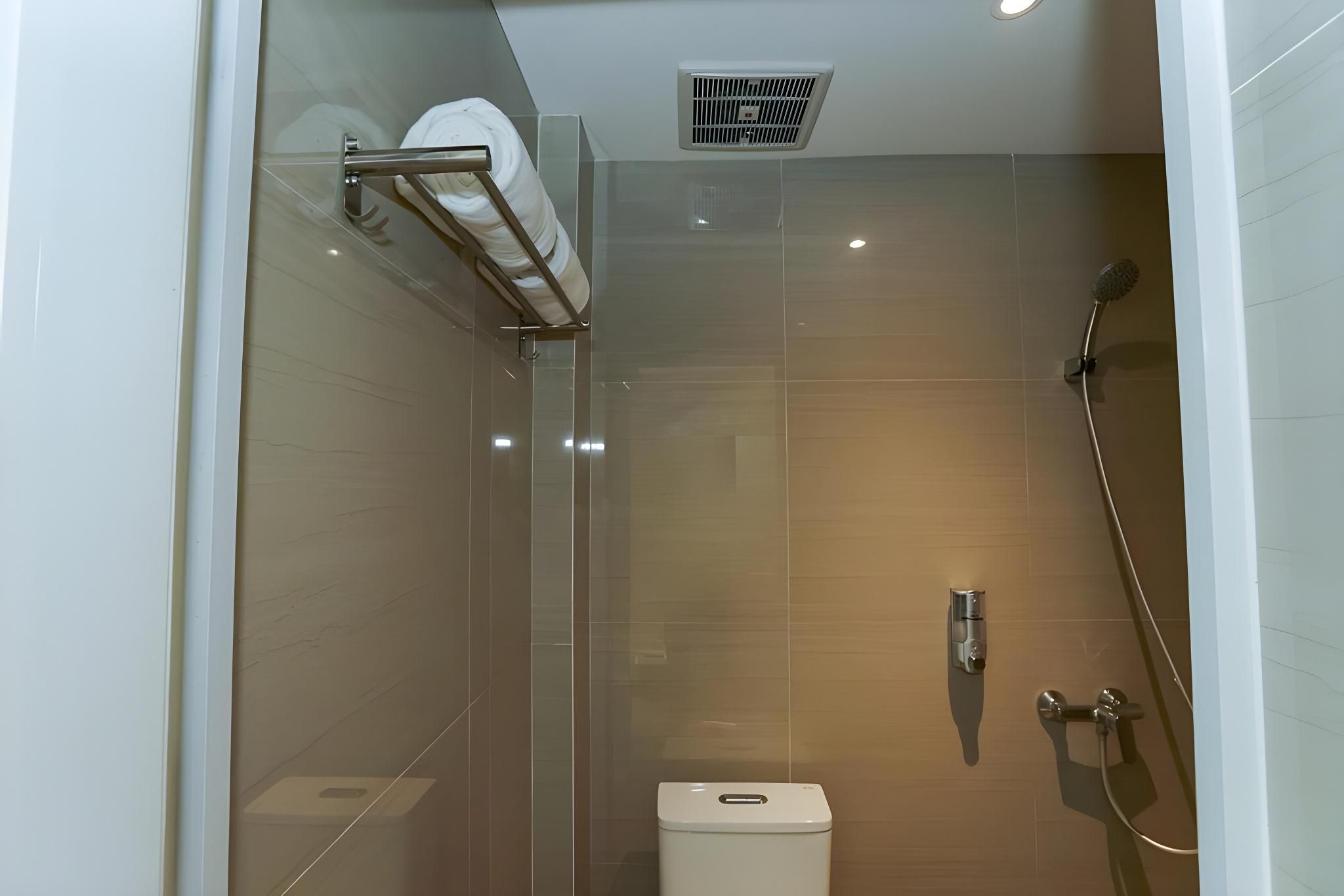 Deli Hotel Business Queen Room 3