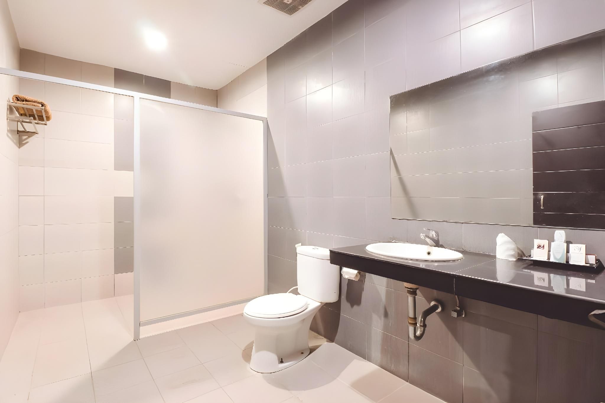 Saka Hotel Medan Grand Deluxe Room 2