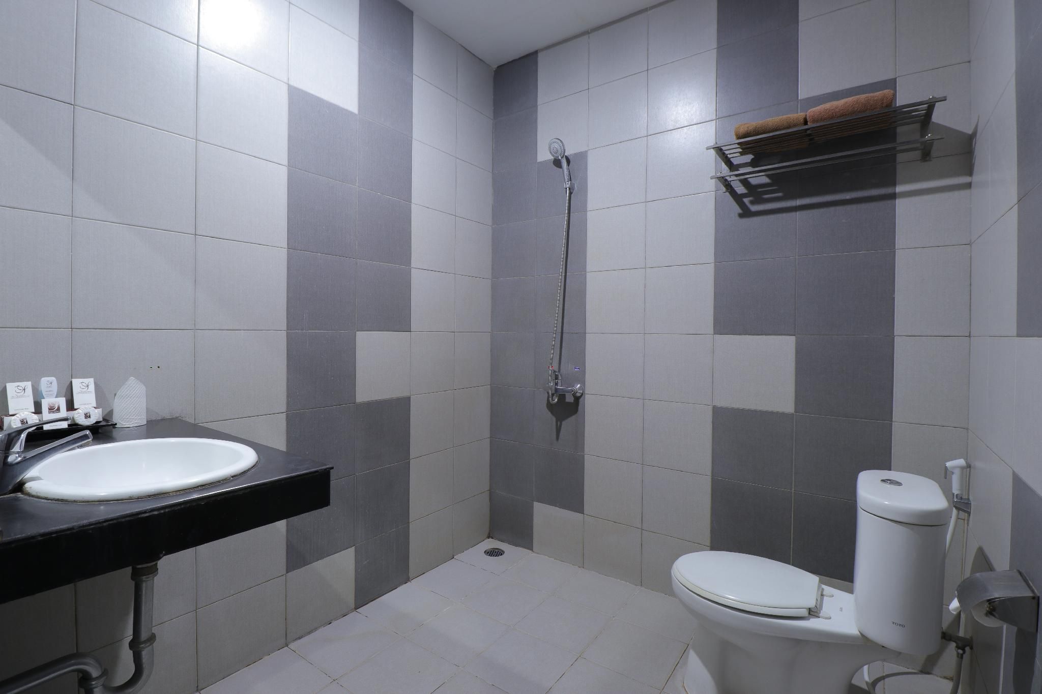 Saka Hotel Medan Deluxe Twin Room 2