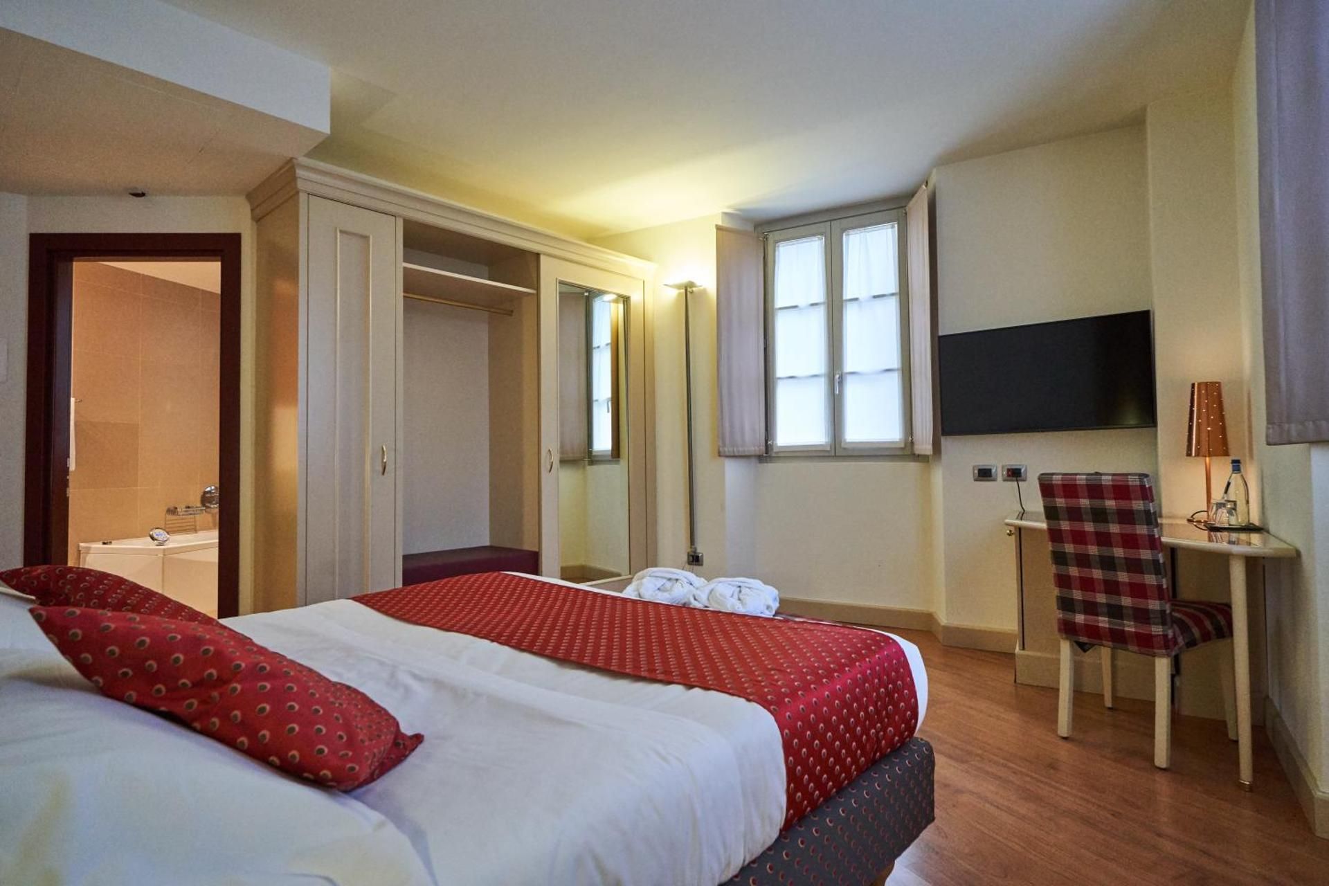 Superior Queen Room with Whirlpool - Non-Smoking