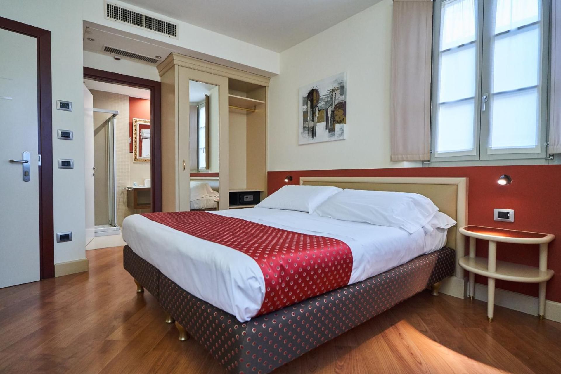 Standard Queen Room - Non-Smoking