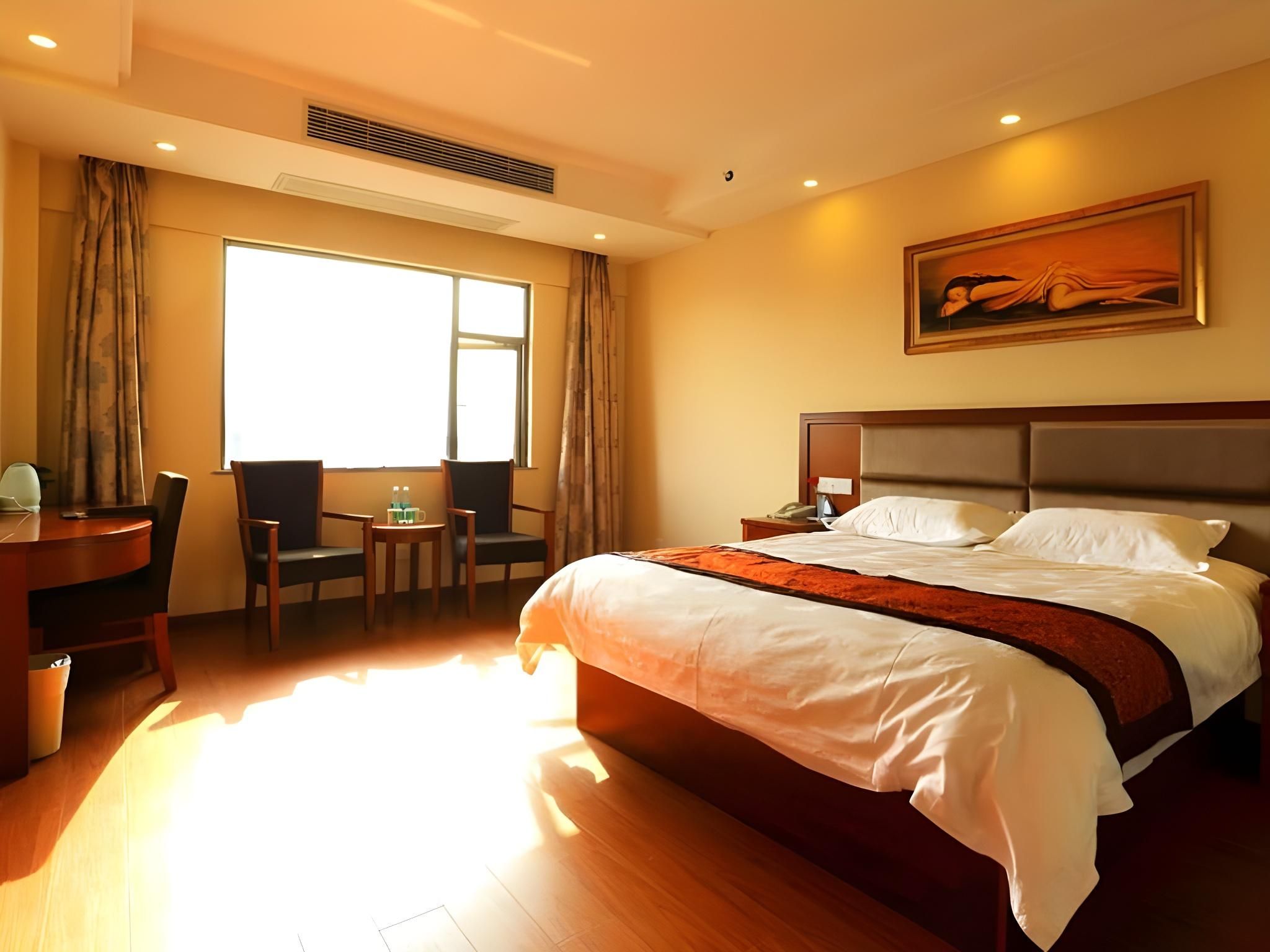 Hotel Queen Room