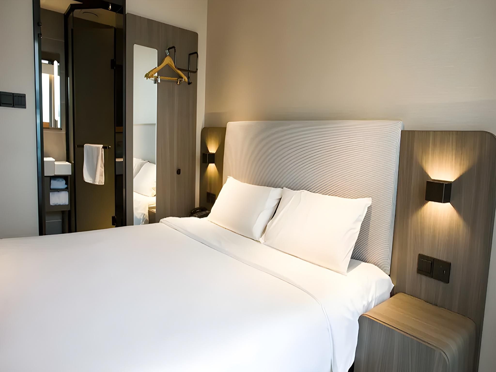 Huazhu - Room With Bed