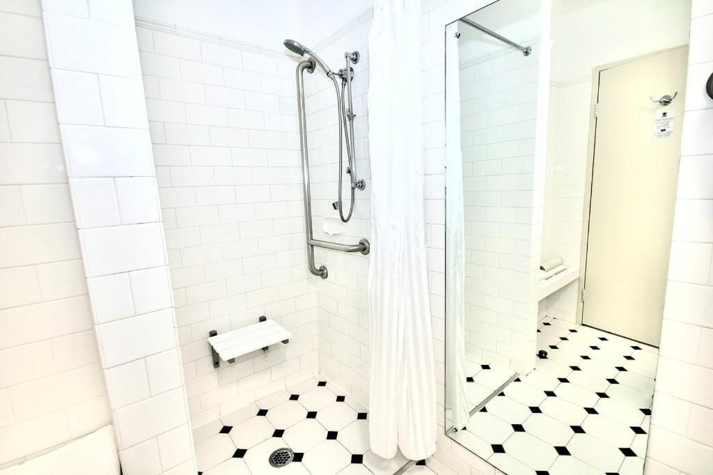 Briars Country Lodge Accessible King Room Roll In Shower 2