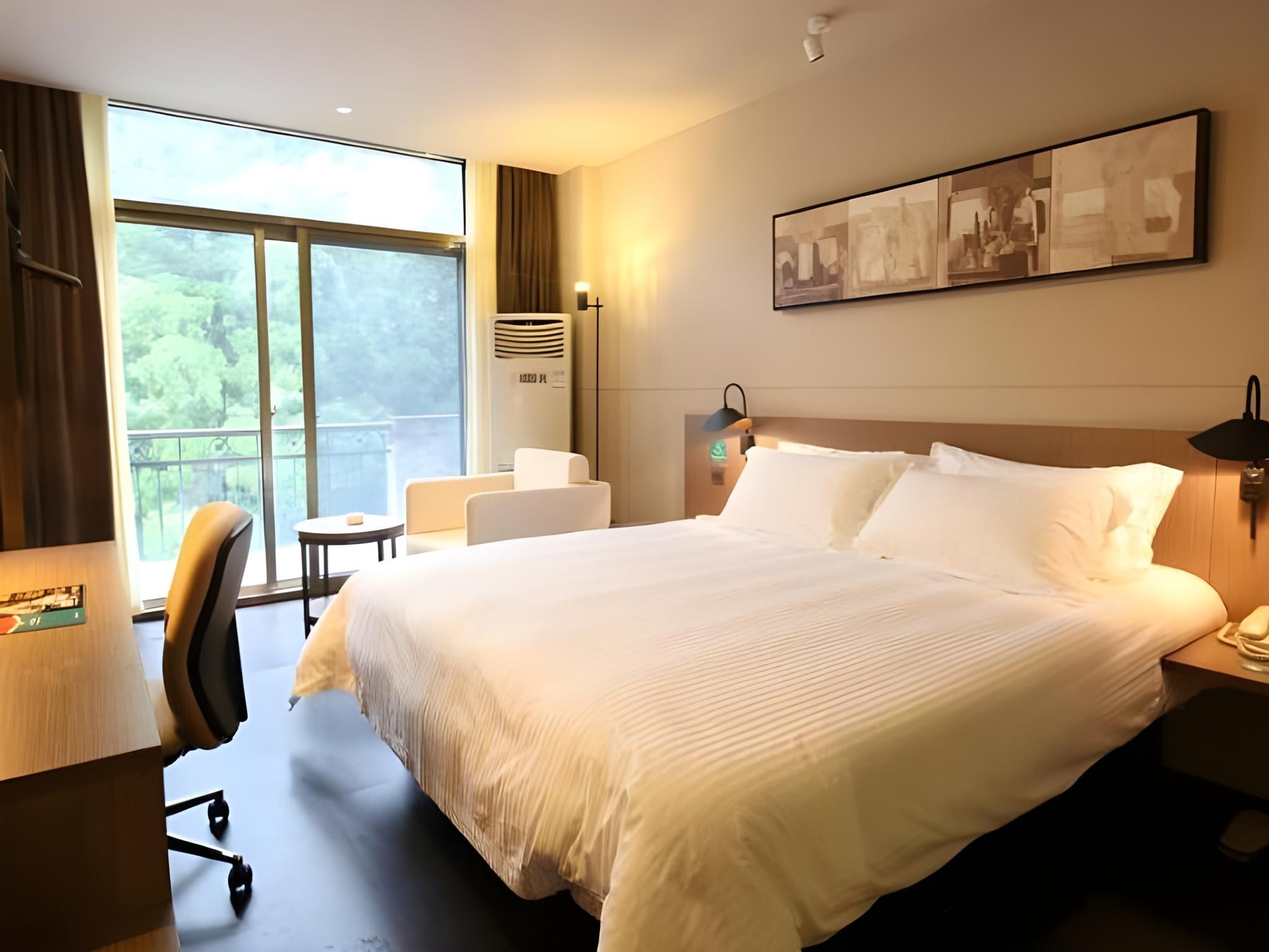 WH - Deluxe 1 Bed Suite with Mountain View