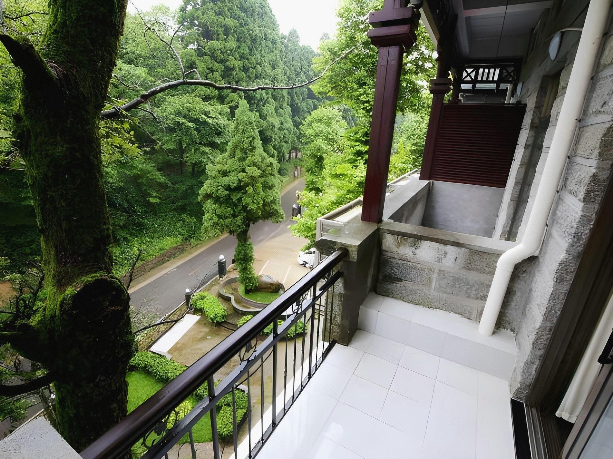 WH - Deluxe 1 Bed Suite with Mountain View