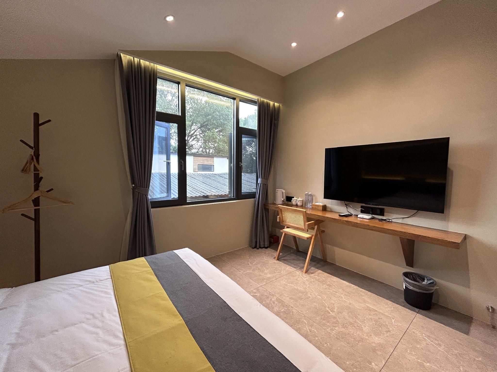 Queen Room with Window