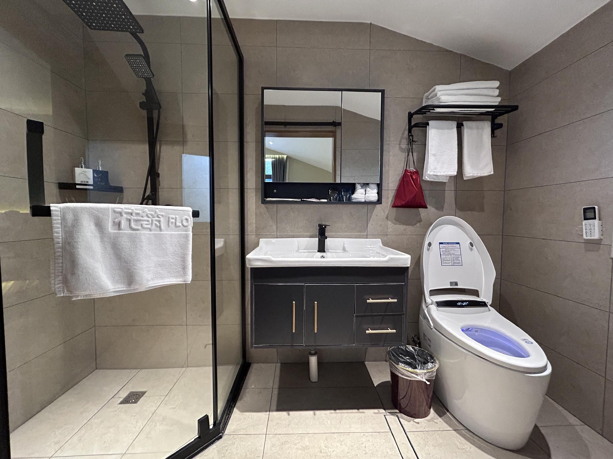 Queen Room with Window