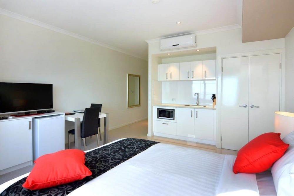 Budget Studio - Balcony OR Courtyard - No Seaview