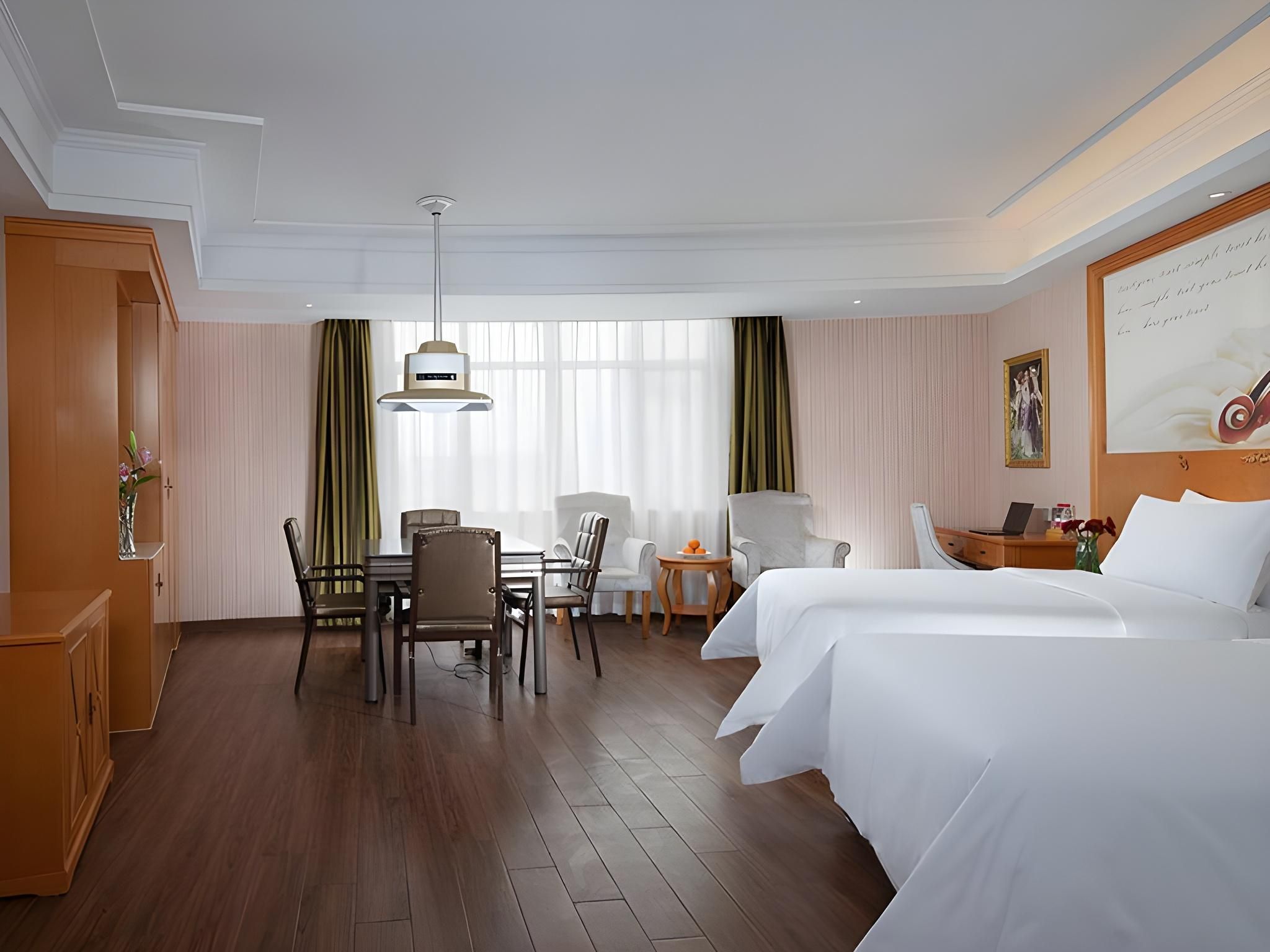 Vienna - Functional Chess Room With Twin Bed