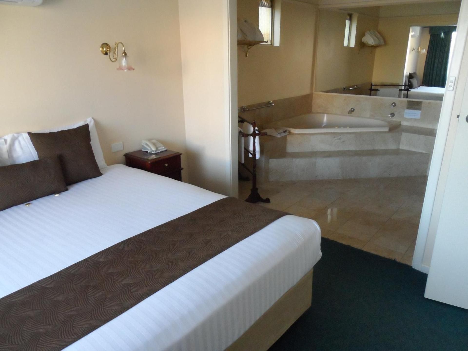 Executive Queen Room with Spa Bath 