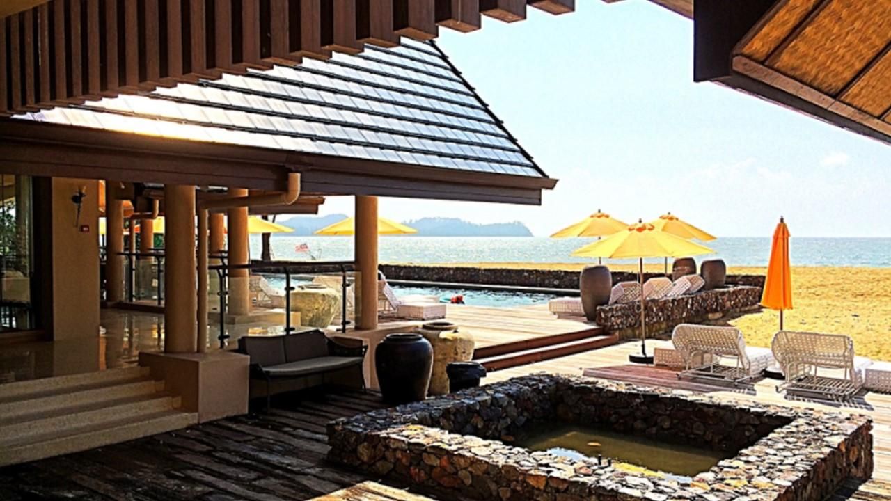 swimming pool [outdoor]