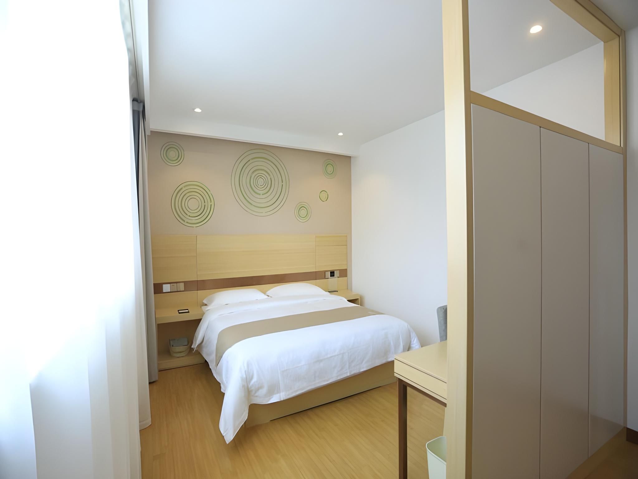 Feature Queen Room