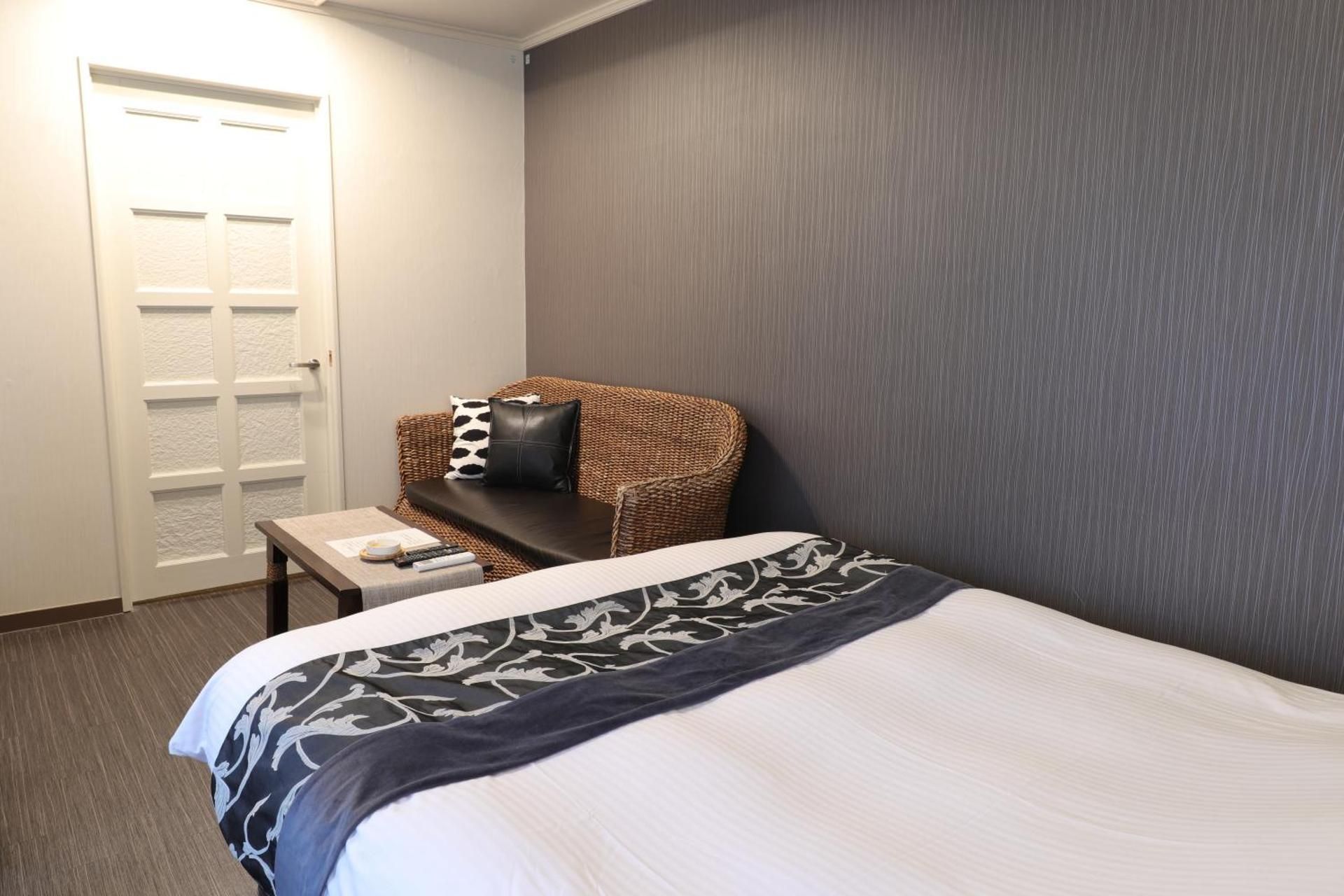 Standard Queen Room