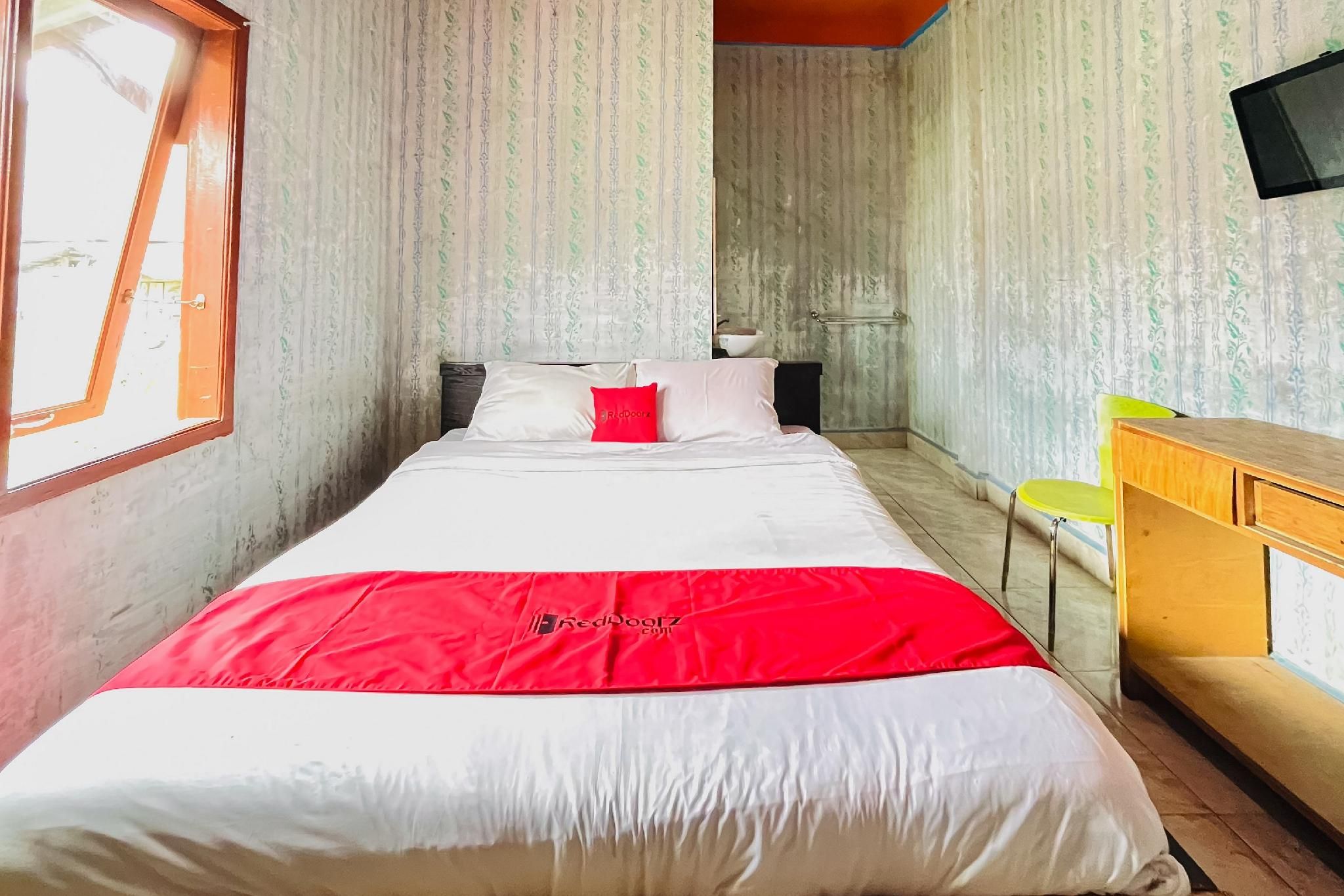RedDoorz @ Serdika Pavilion Berastagi Deluxe Room 3