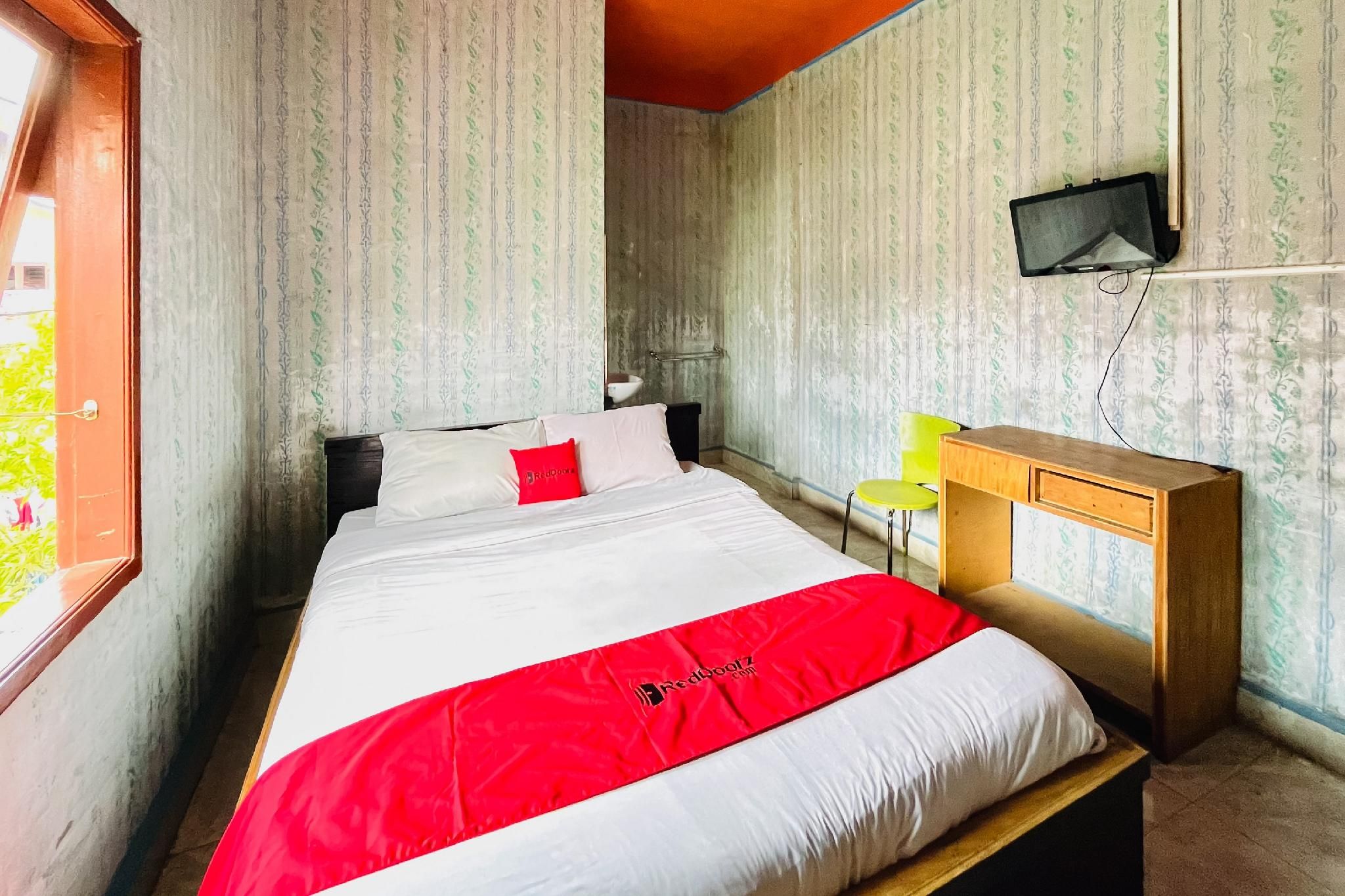 RedDoorz @ Serdika Pavilion Berastagi Deluxe Room 2