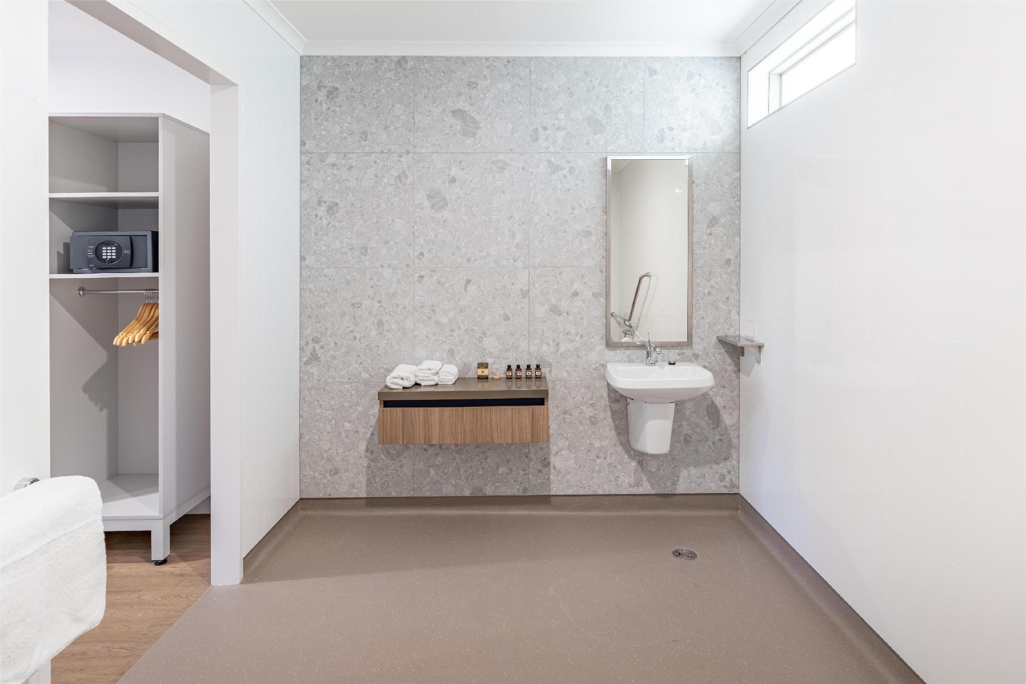 Mobility Accessible - 1 Queen,Roll-In Shower,Work,Wifi,Non-Smoking