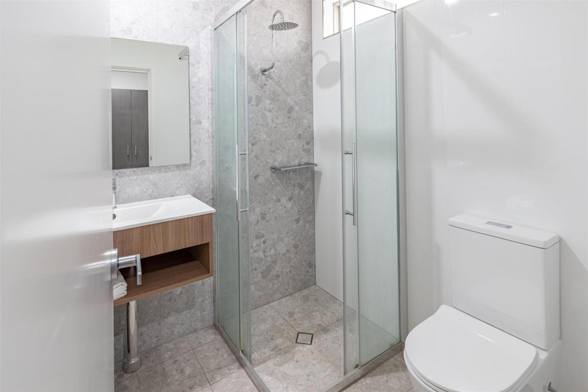 Deluxe King Room with Rain Shower - Non-Smoking