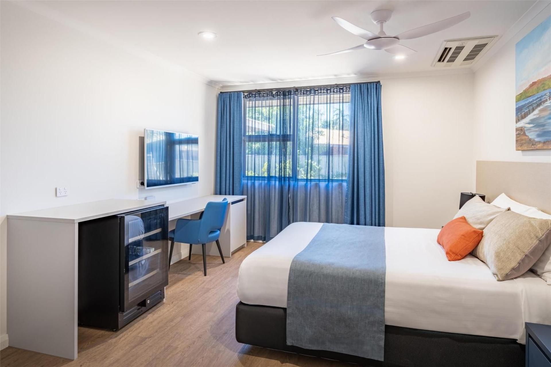 Queen Room with Roll-In Shower - Disability Access/Non-Smoking