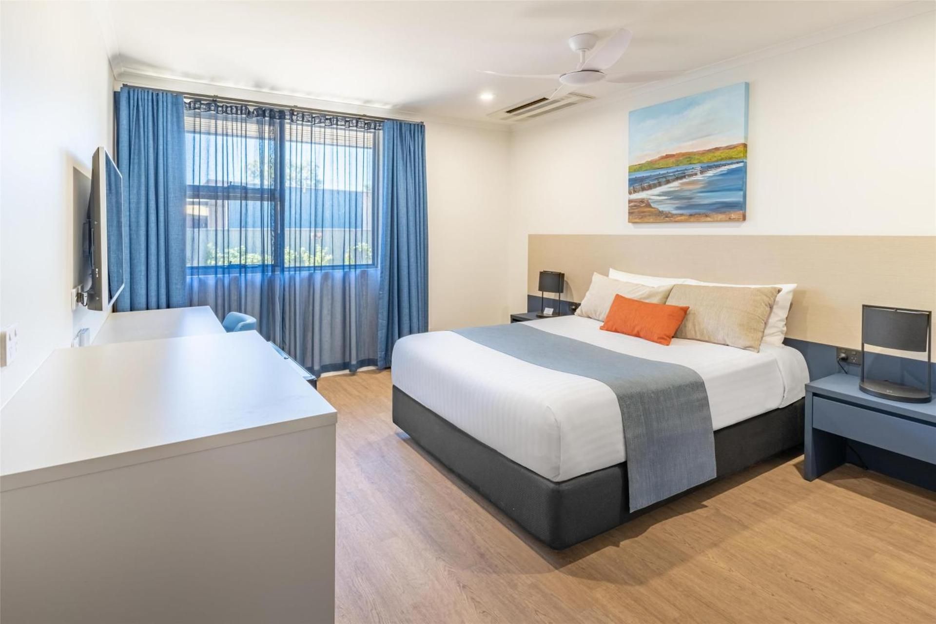 Queen Room with Roll-In Shower - Disability Access/Non-Smoking