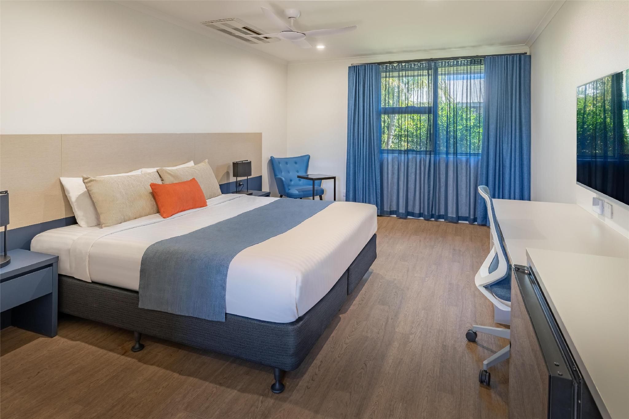 Suite-1 King Bed,Non-Smoking,Kitchenette,Lounge,Wifi