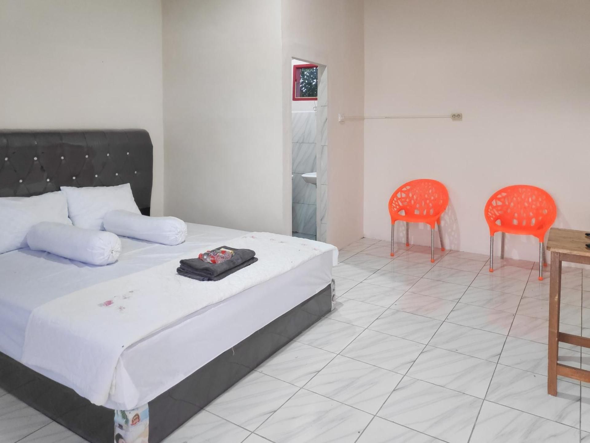 RedDoorz @ Jalan Ujung Aji Berastagi RedDoorz Room 2