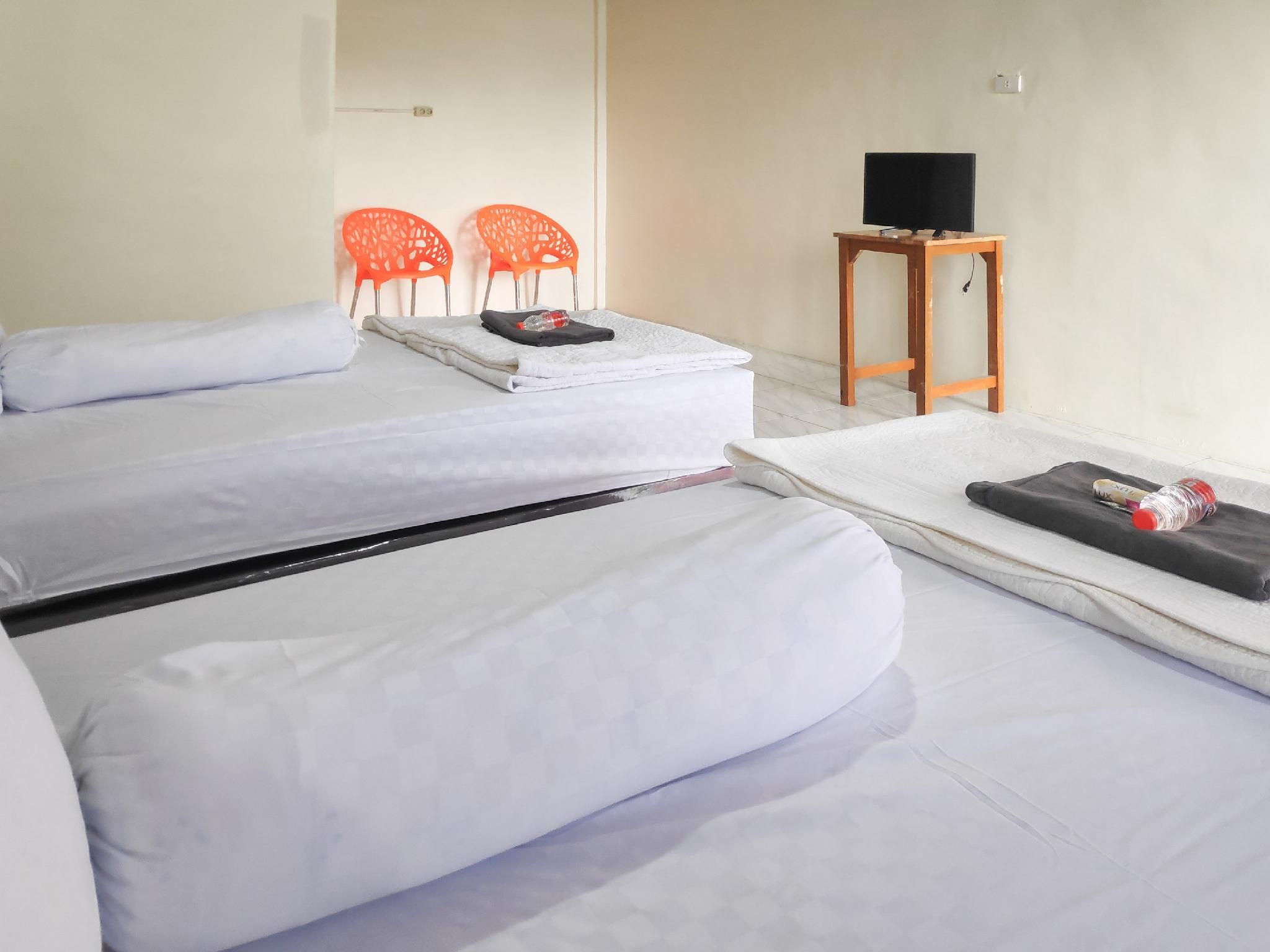 RedDoorz @ Jalan Ujung Aji Berastagi Twin Room