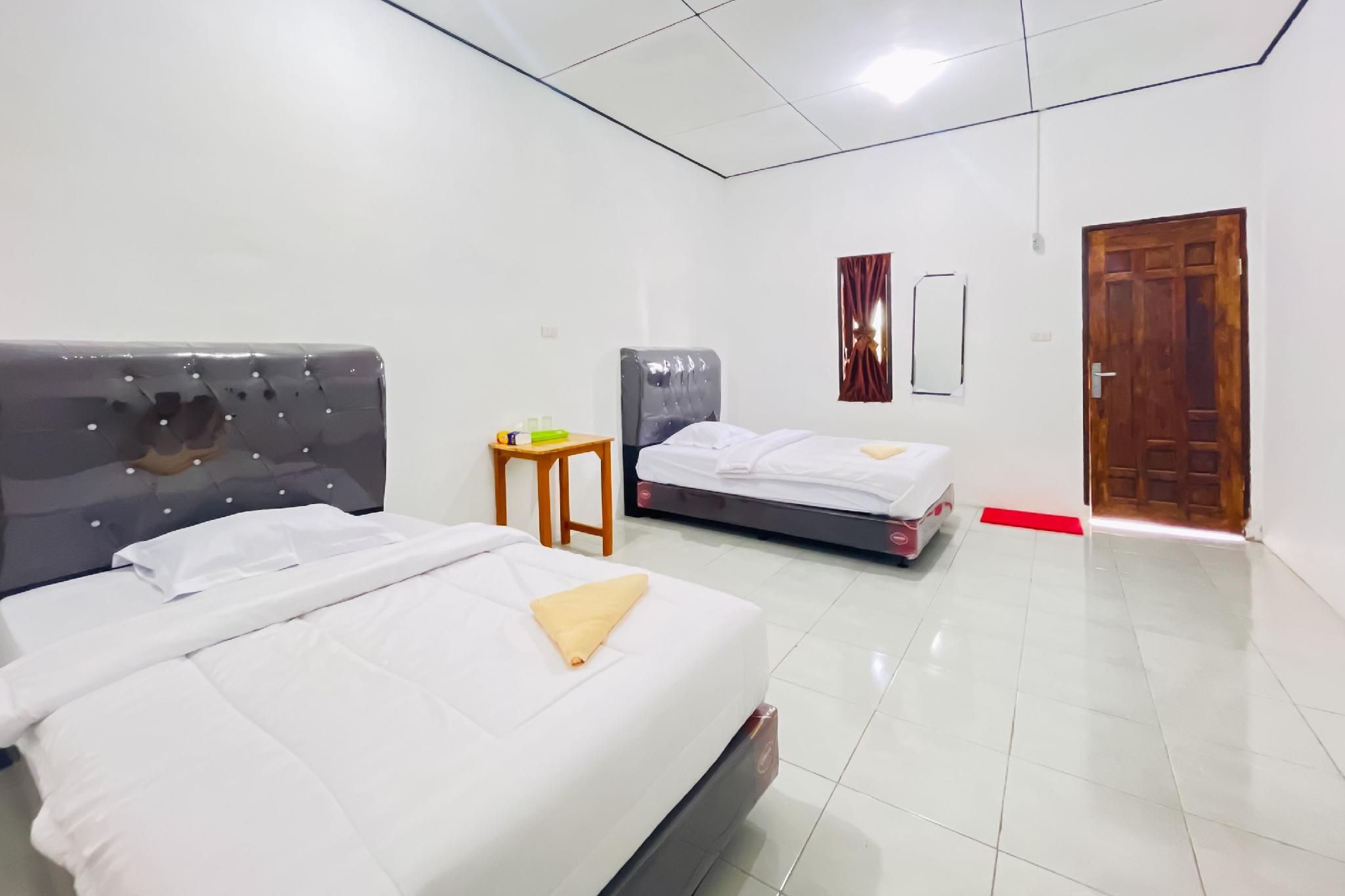 Kempu Tigan Homestay Mitra RedDoorz Twin Room 3