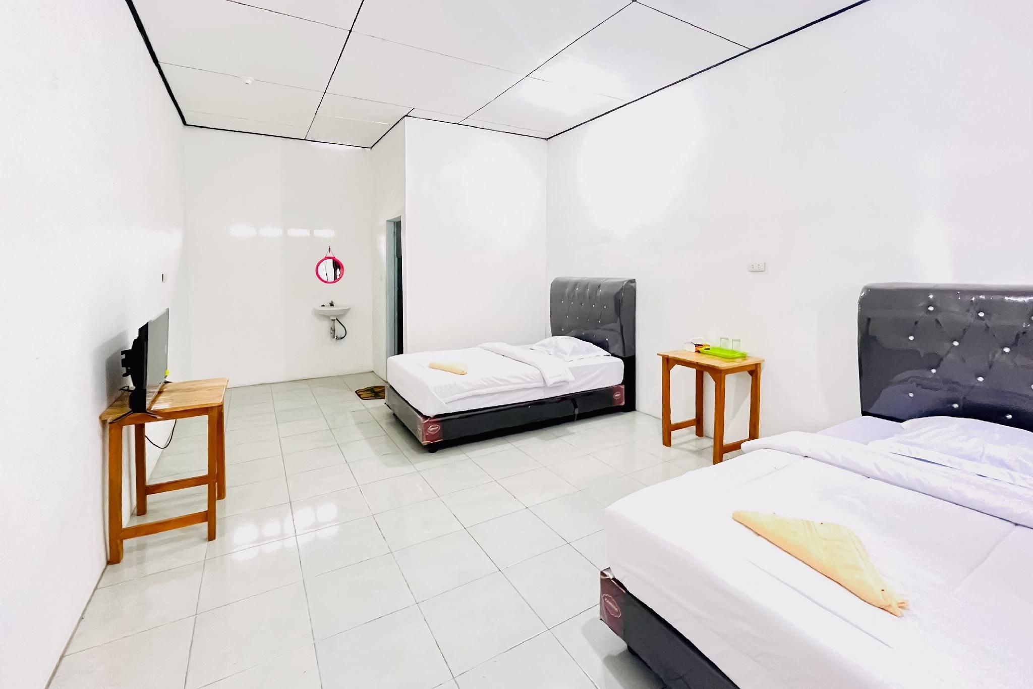 Kempu Tigan Homestay Mitra RedDoorz Twin Room