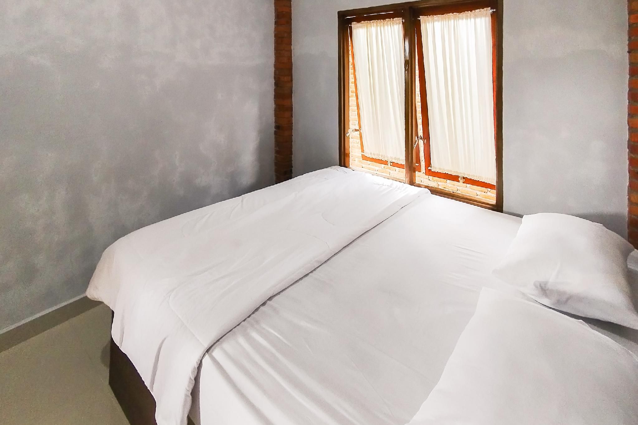 RedDoorz @Jalan Ujung Sampun Berastagi Standard Room 2