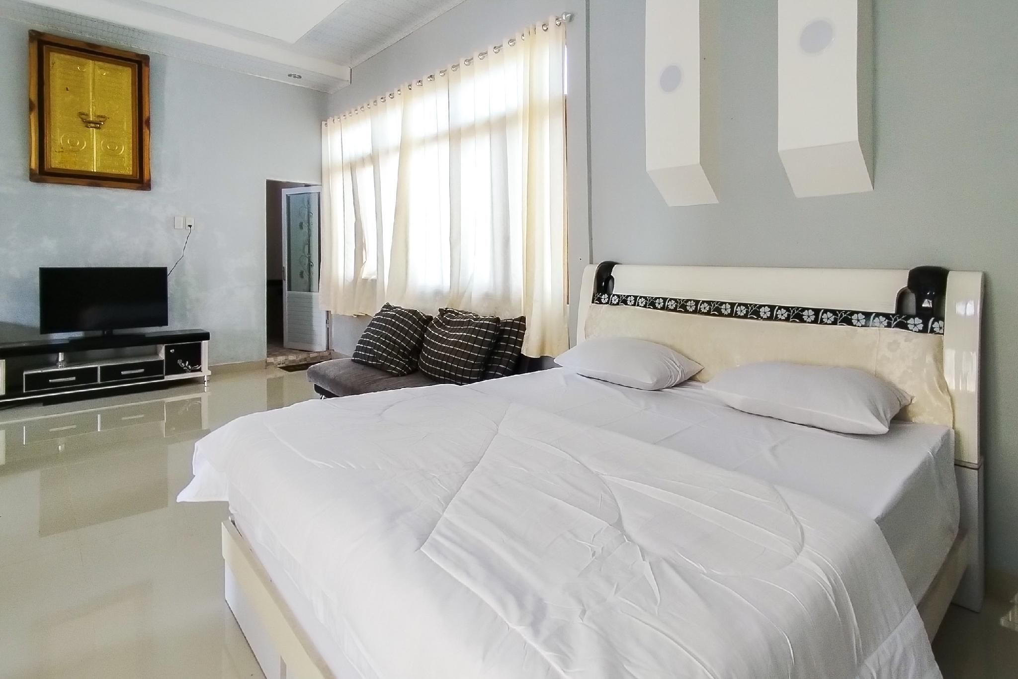 RedDoorz @Jalan Ujung Sampun Berastagi Suites Room