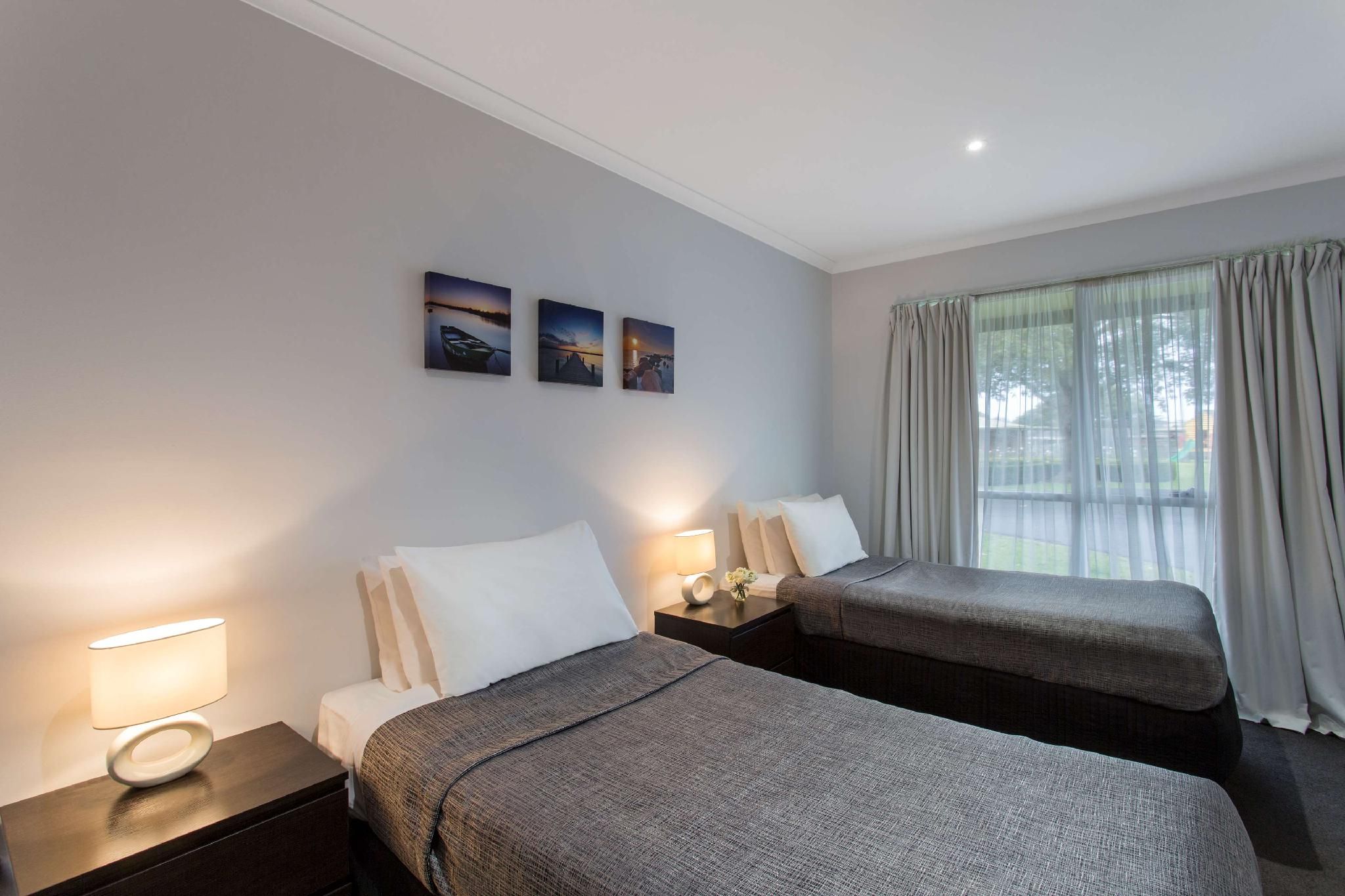 Suite - 1 King 3 Singles, Non-Smoking, Two Bedrooms, Jetted Tub, Flat Screen Television, Cable Tv, K