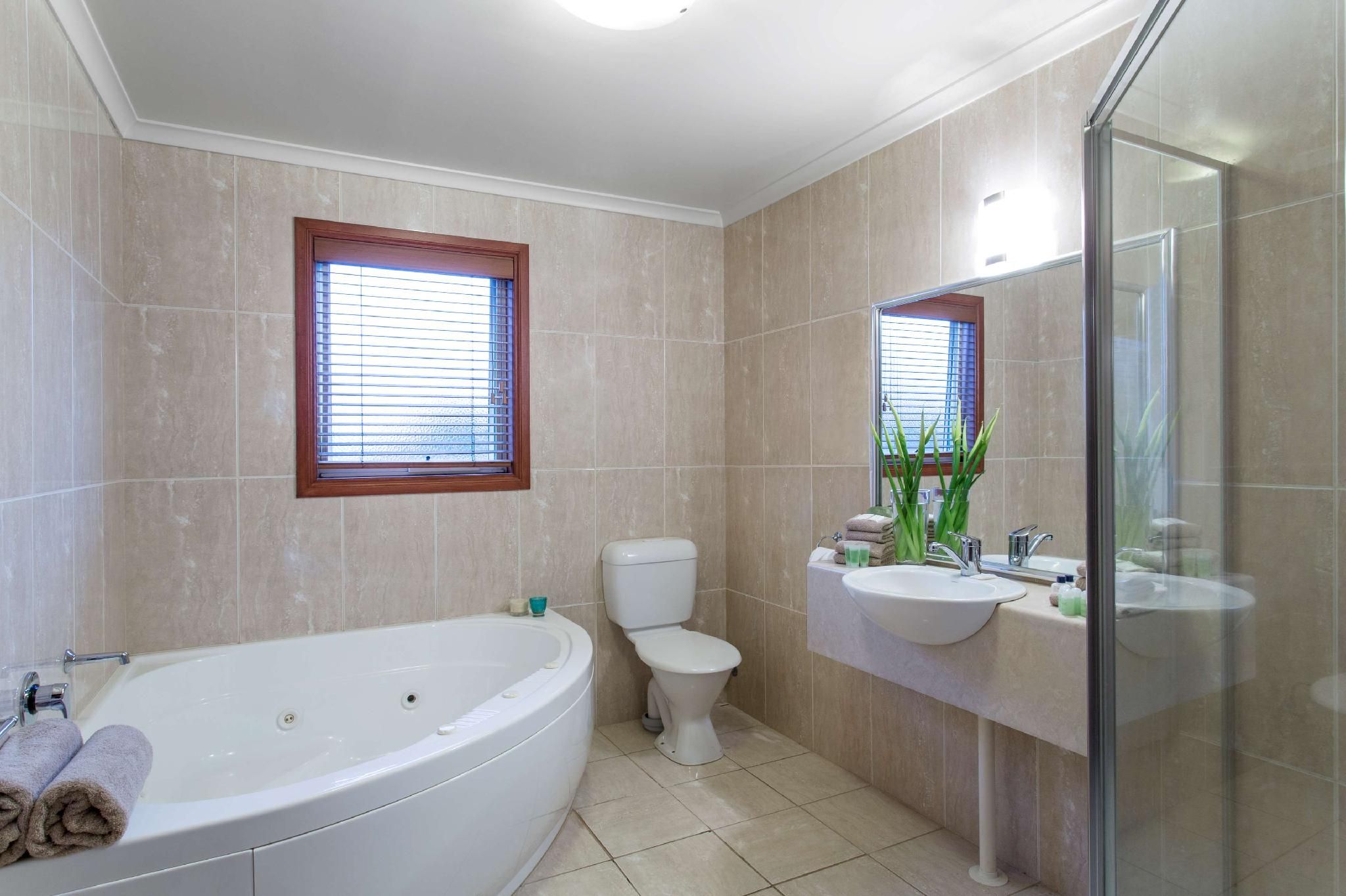 Best Western Colonial Village Motel Apartment - 1 Queen 3 Single Beds, Nonsmoking, Air Conditioning, Two Bedrooms, Kitchen 2