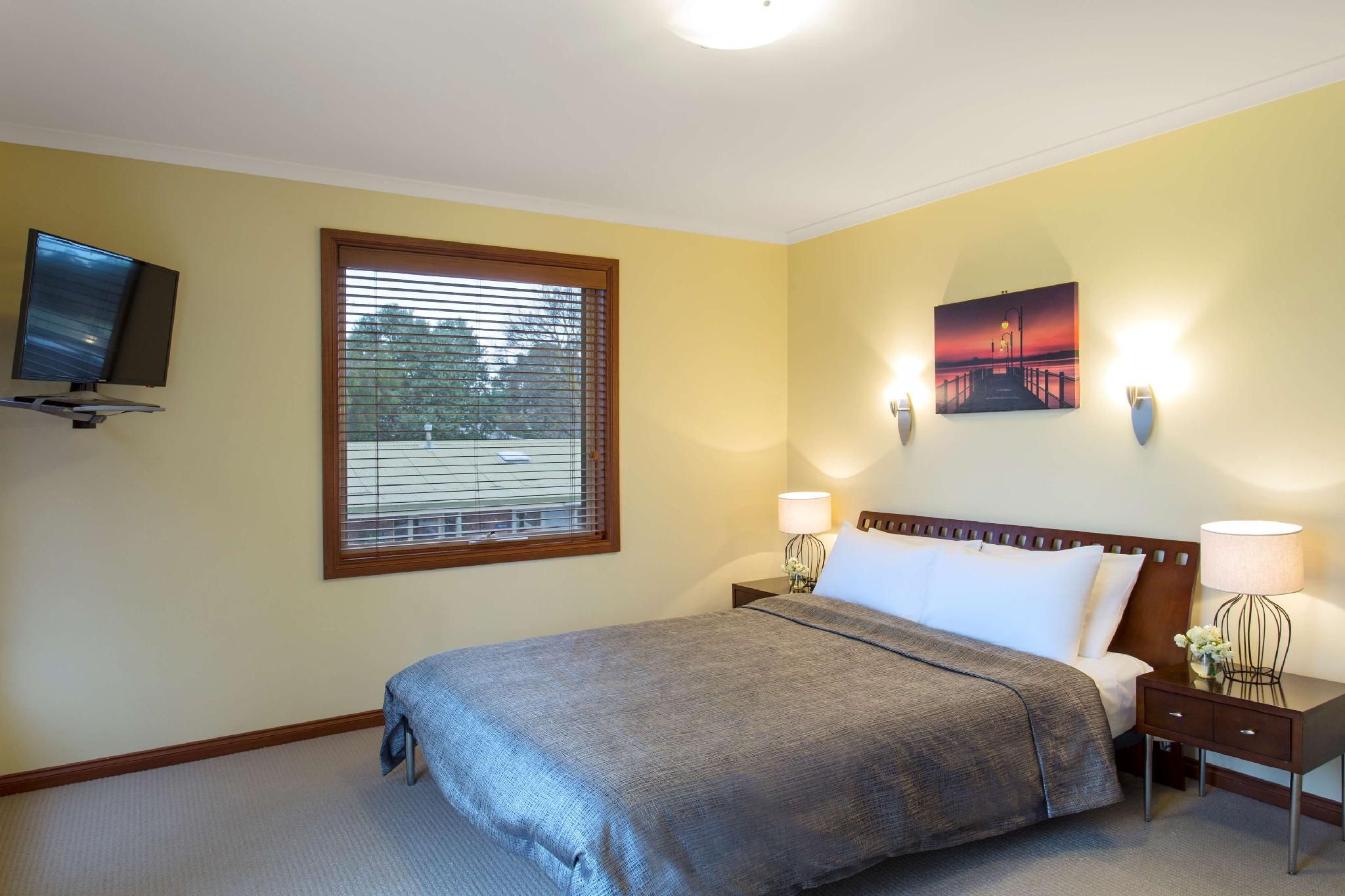 Best Western Colonial Village Motel Apartment - 1 Queen 3 Single Beds, Nonsmoking, Air Conditioning, Two Bedrooms, Kitchen