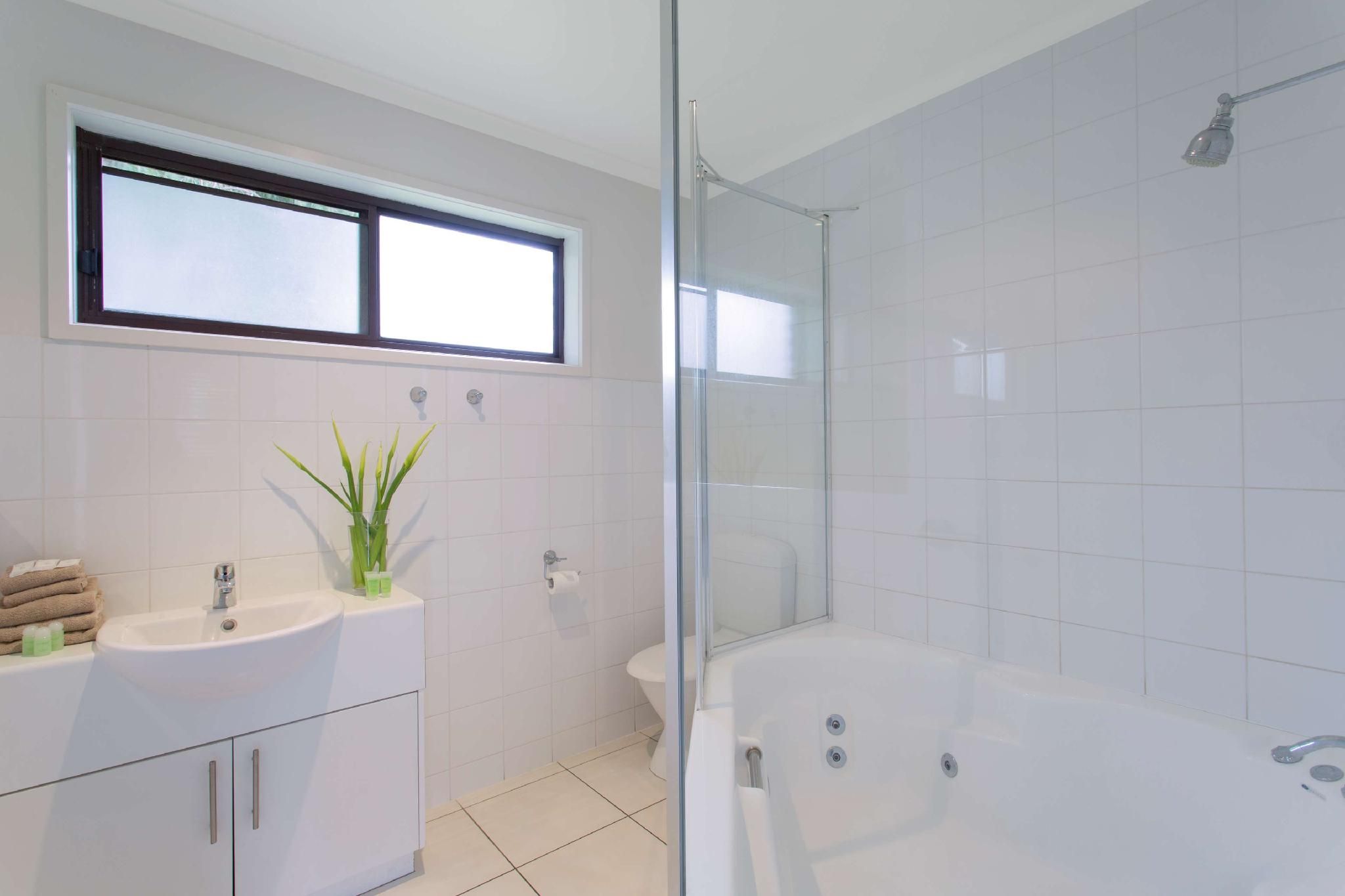 Suite - 1 King 3 Singles, Non-Smoking, Two Bedrooms, Jetted Tub, Flat Screen Television, Cable Tv, K