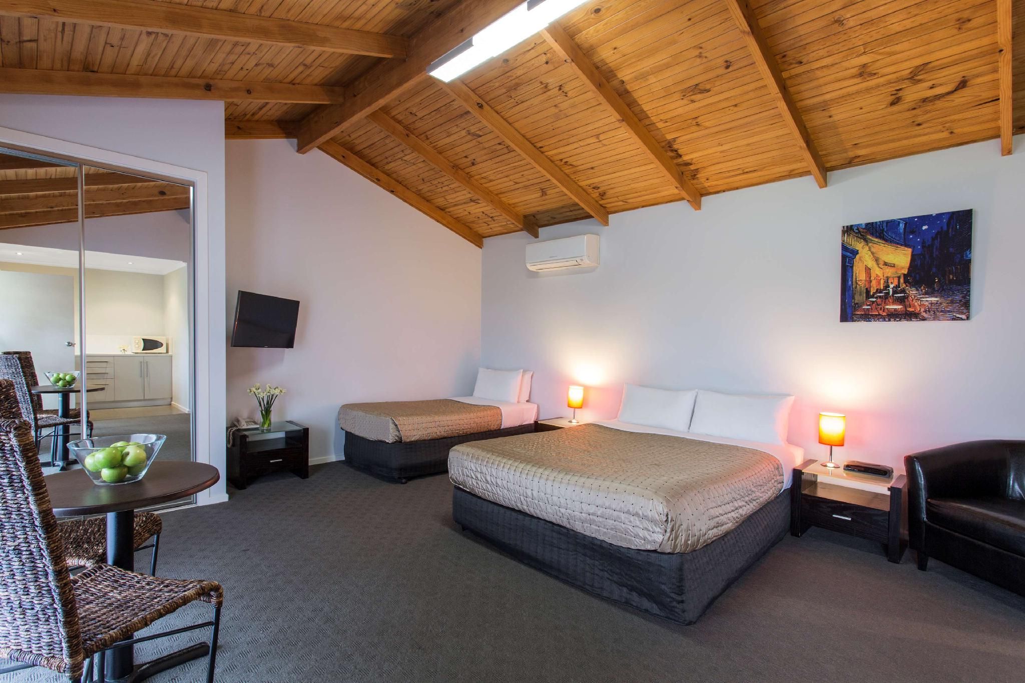 Best Western Colonial Village Motel 1 King 1 Single, Non-Smoking, Reverse Cycle Air Conditioning, Flat Screen Television, Wi-Fi, Kitchen 2