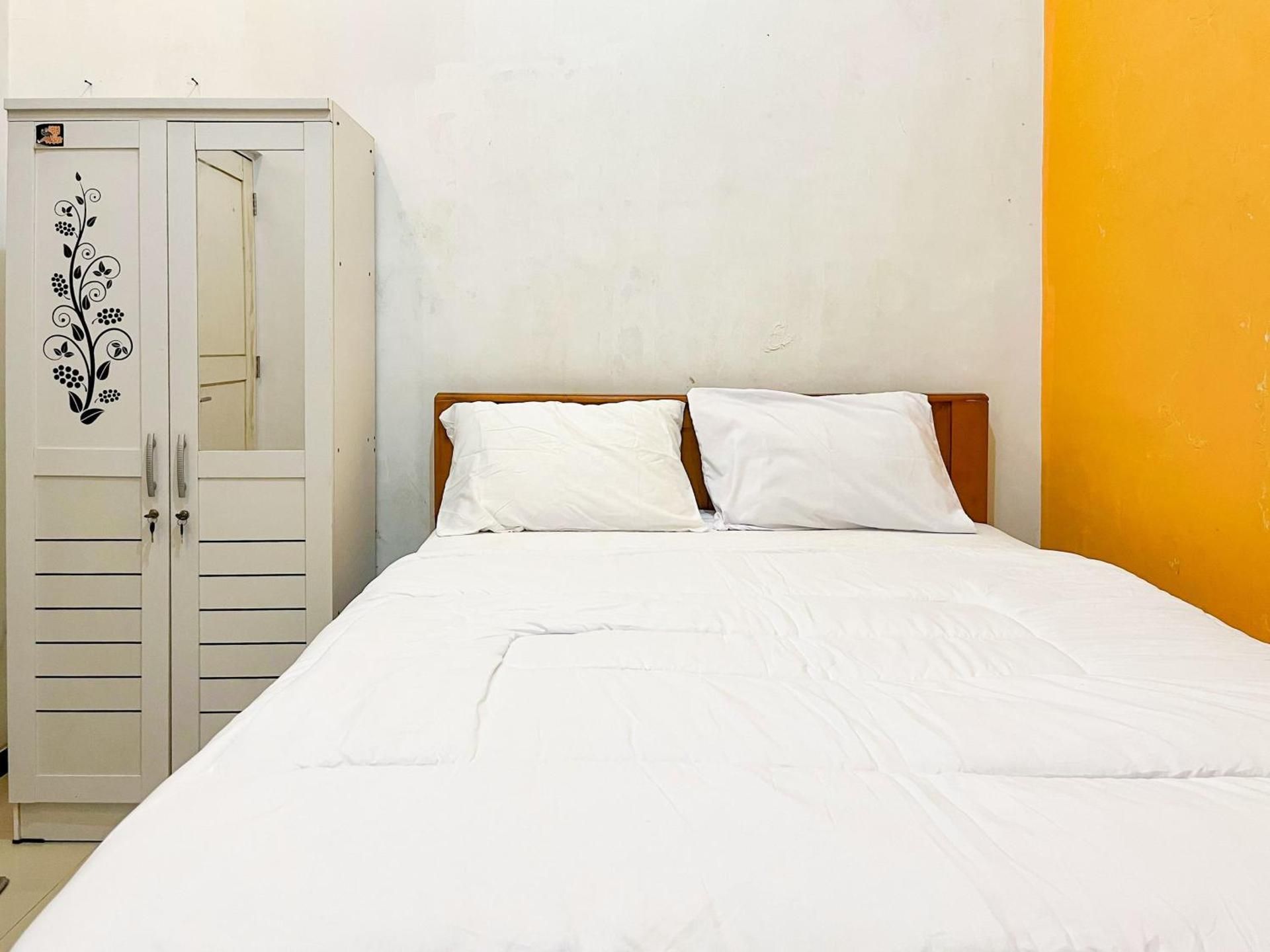 Oma Kost 3 Probolinggo Mitra RedDoorz Standard Room 2